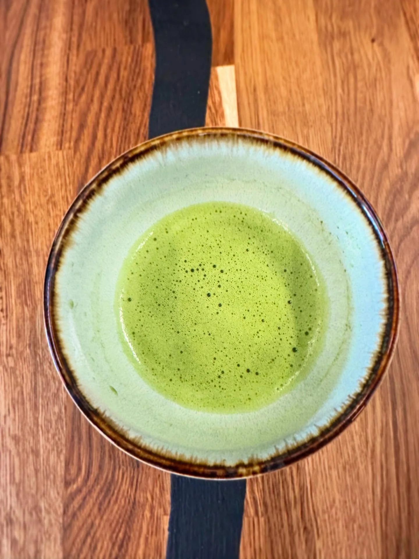 An Matcha:

Zwischen Beton und L&auml;rm
bringst du uns Ruhe zur&uuml;ck,
gr&uuml;n in der Schale,
ein langsamer Schluck.

F&uuml;r kurze Pausen,
wenn alles zu schnell war &mdash;
Danke, Matcha,
f&uuml;rs Hiersein im Jetzt, Jahr f&uuml;r Jahr.

Dein 