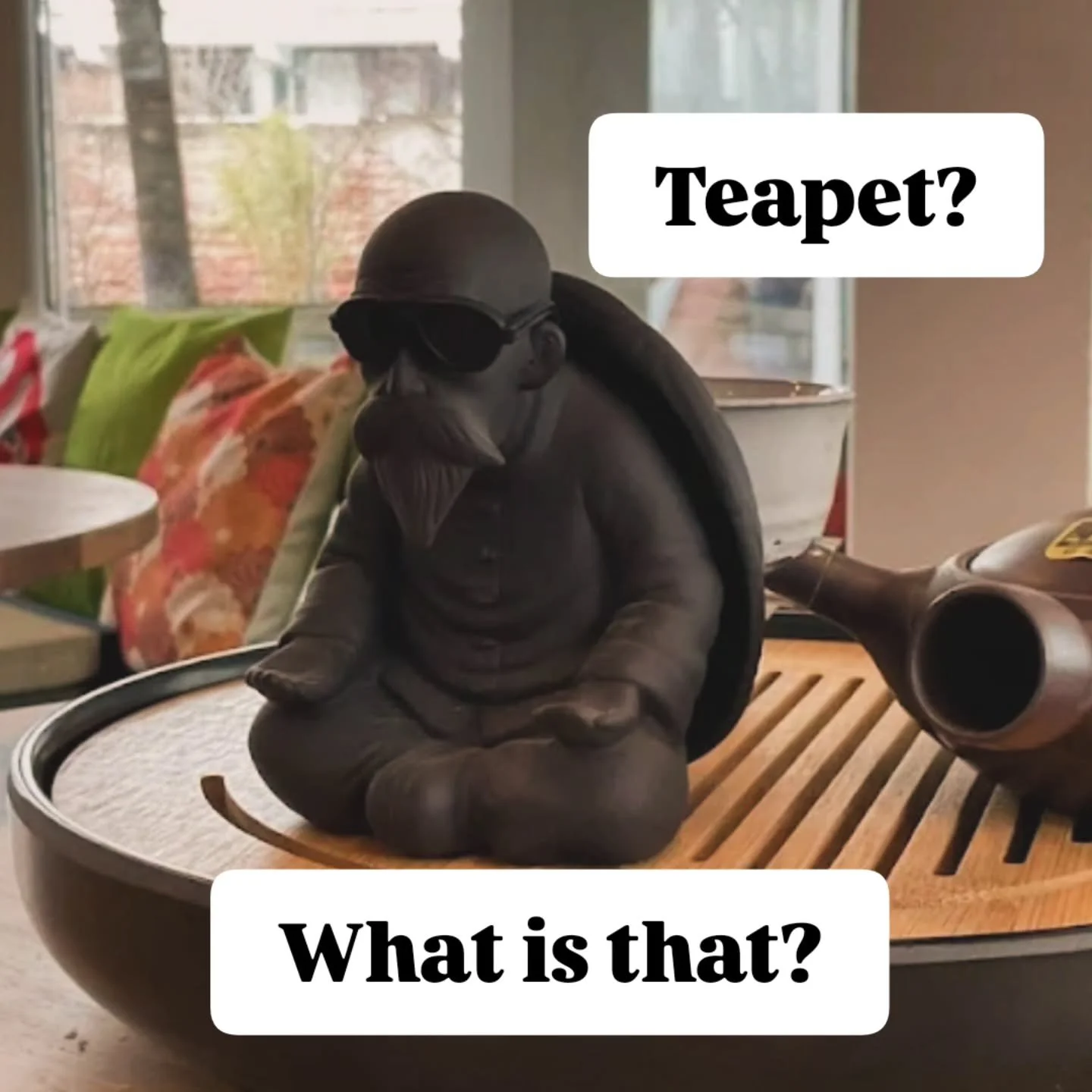 Kleine Tonfiguren auf dem Tea-Tray? Aber wof&uuml;r?

Man gie&szlig;t Restwasser oder den ersten kurzen "Rinse" &uuml;ber sie - nicht weil man muss, sondern weil es den Ablauf ritualisiert:
vorw&auml;rmen, sp&uuml;len, aufgie&szlig;en, geni