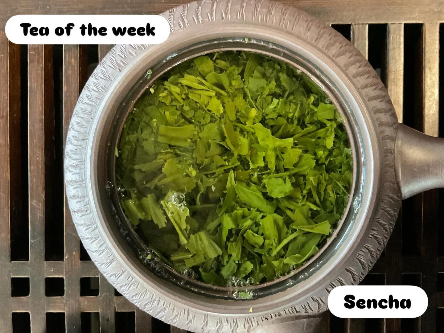 Der Sencha. Japan pur.
Wenn von gr&uuml;nem Tee die Rede ist, dann ist fast immer dieser hier gemeint.
Der Klassiker aus Japan. Leicht, grasig und etwas s&uuml;&szlig;.

Gerade jetzt, wo der Fr&uuml;hling nicht mehr so weit weg scheint, eignet sich u