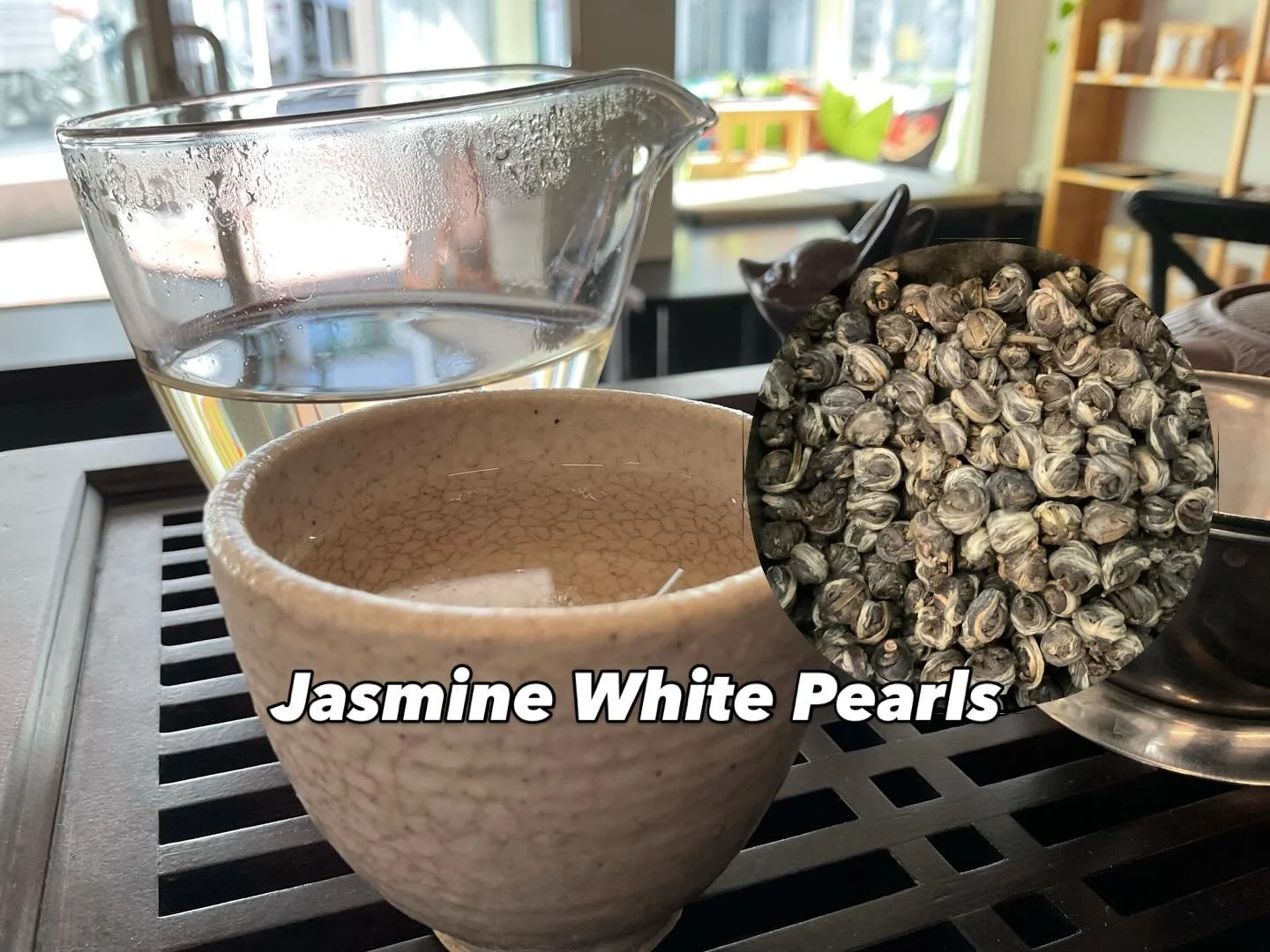 Jasmine Pearls aus wei&szlig;em Tee: handgerollte Perlen, die sich im Wasser langsam &ouml;ffnen &ndash; floral, weich, elegant.

Und das &bdquo;Staubige&ldquo; im Aufguss? 
Keine Partikel, sondern die feinen Blatt-H&auml;rchen (Bai Hao) der Teepflan