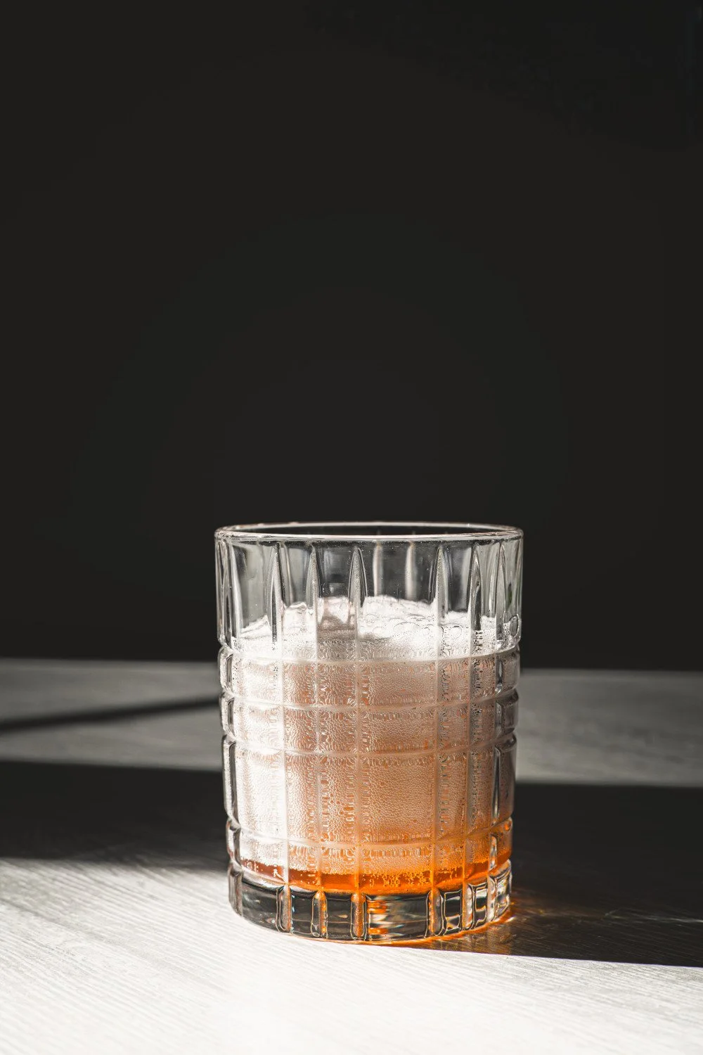 Kombuča stikla glāzē ar putām dabīgā saules gaismā