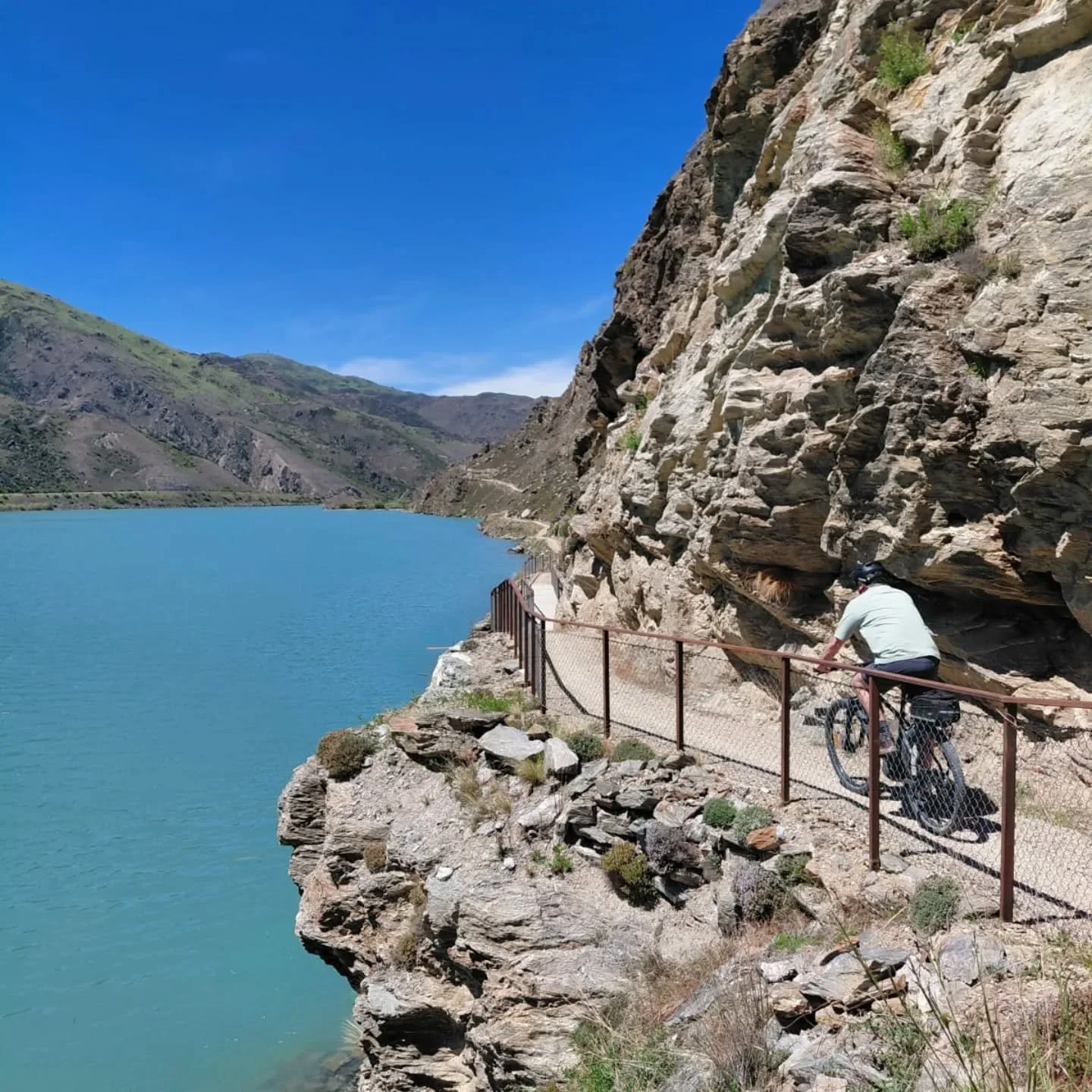 Rob and Babette had an awesome day out doing the Dunstan Trail with @nzbiketrails 🚴&zwj;♀️🚴&zwj;♂️☕🍷

#dunstantrail #centralotagonz #wanaka #cromwellnz #nzcycletrail #cycling&nbsp; #bikestagram #mountainbiking #mtblife #mountainbike #nz #newzealan