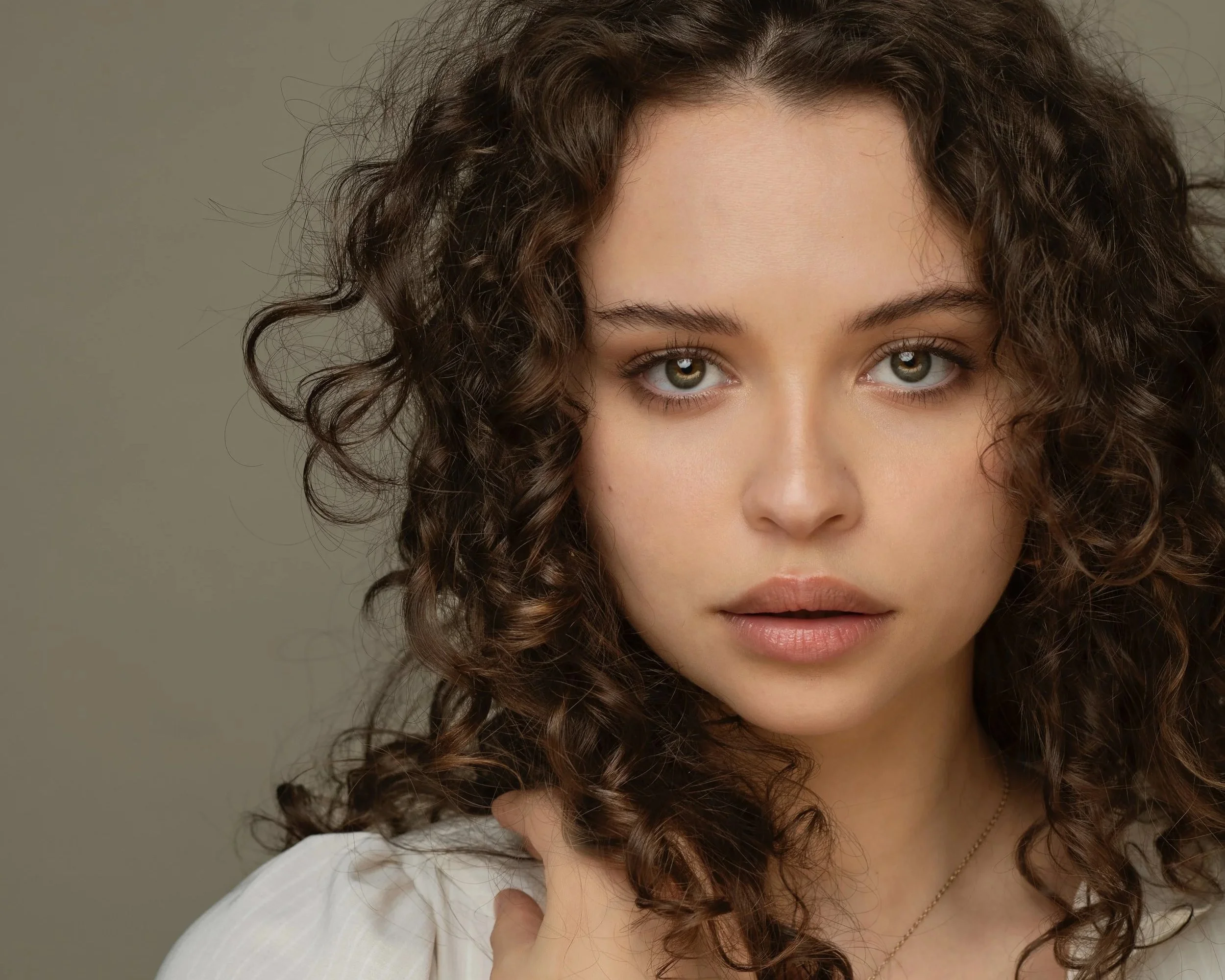 Headshot of actress Isabella Briggs