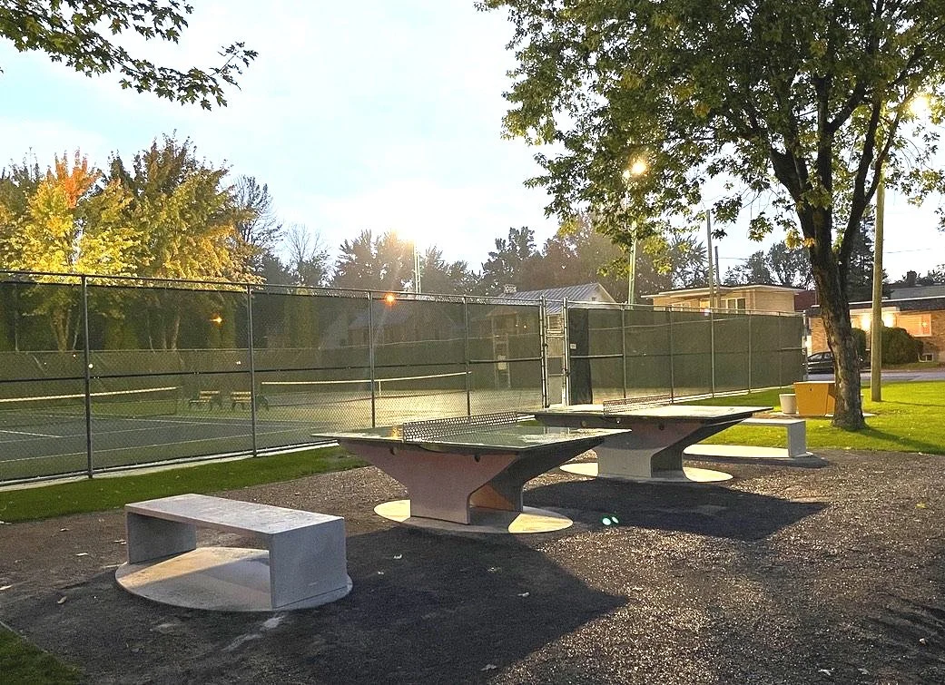 Tables+Halvard+%28ping-pong%29+avec+Bancs+2m+sur+Dalle+Ellipse.jpg