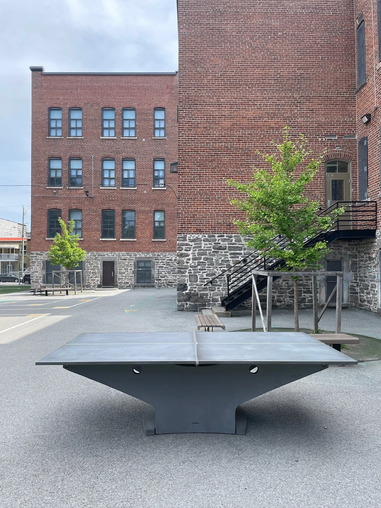 Table de ping-pong extérieur en béton Ductal, école Saint-Anselme