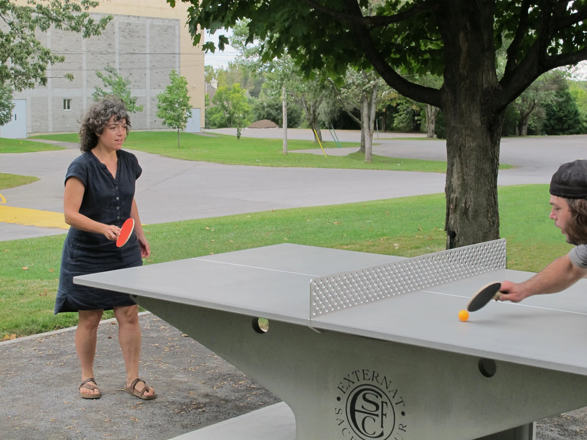 Table ping-pong extérieur en béton Ductal, école Externat Sacré-Coeur Rosemère