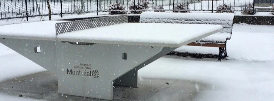 Table de ping-pong dans la neige hiver
