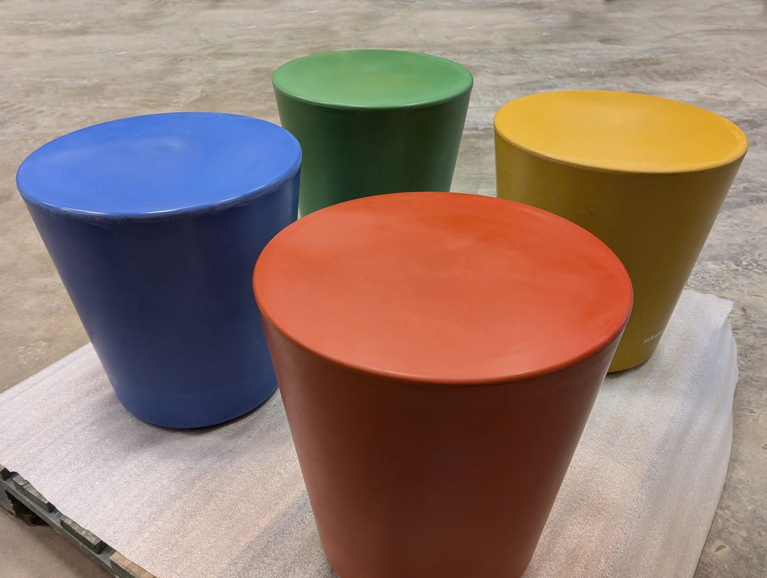 2025-09-10_Poufs Couleur.jpg