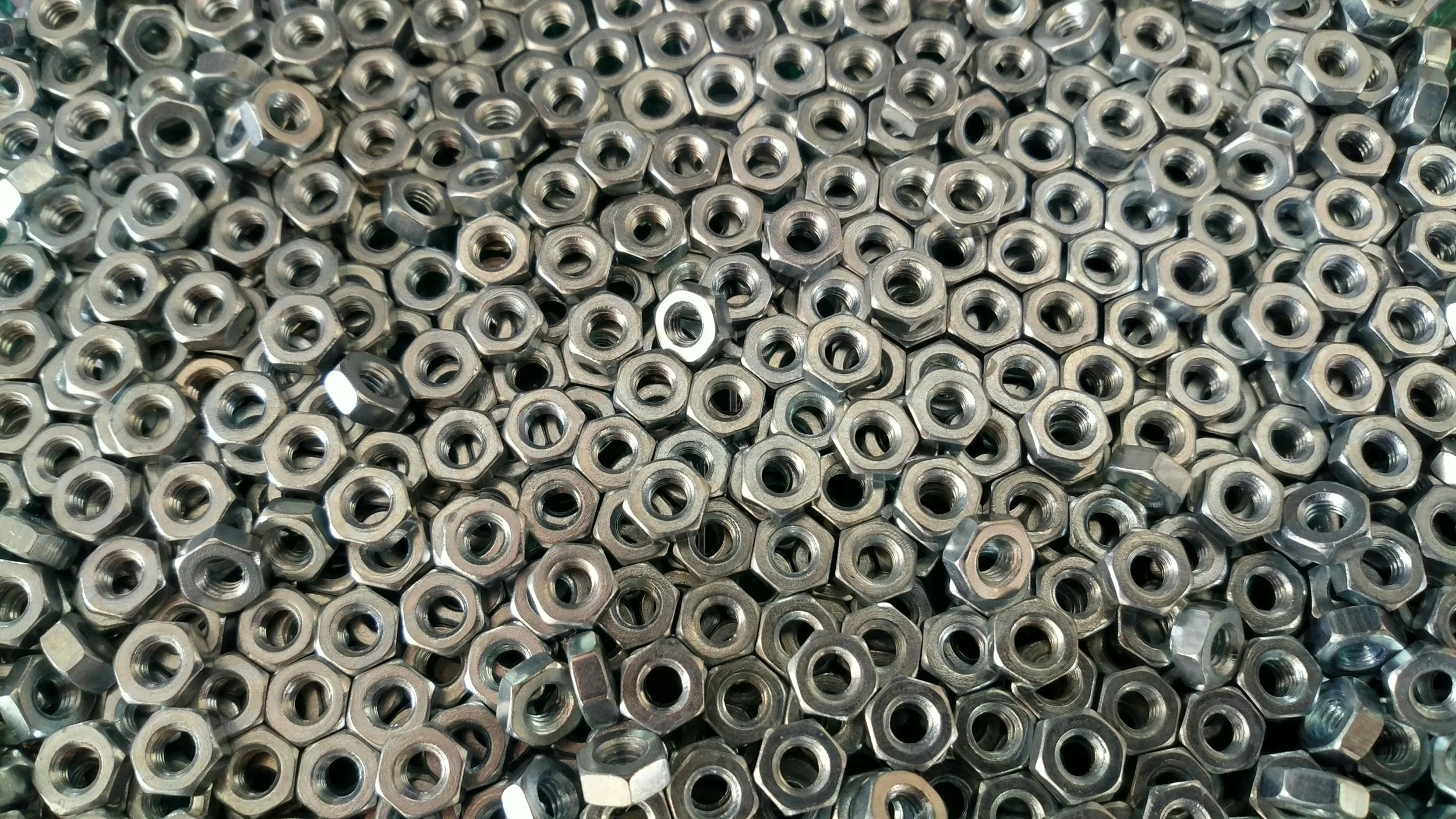 Une multitude de rondelles en métal argenté empilées ensemble.