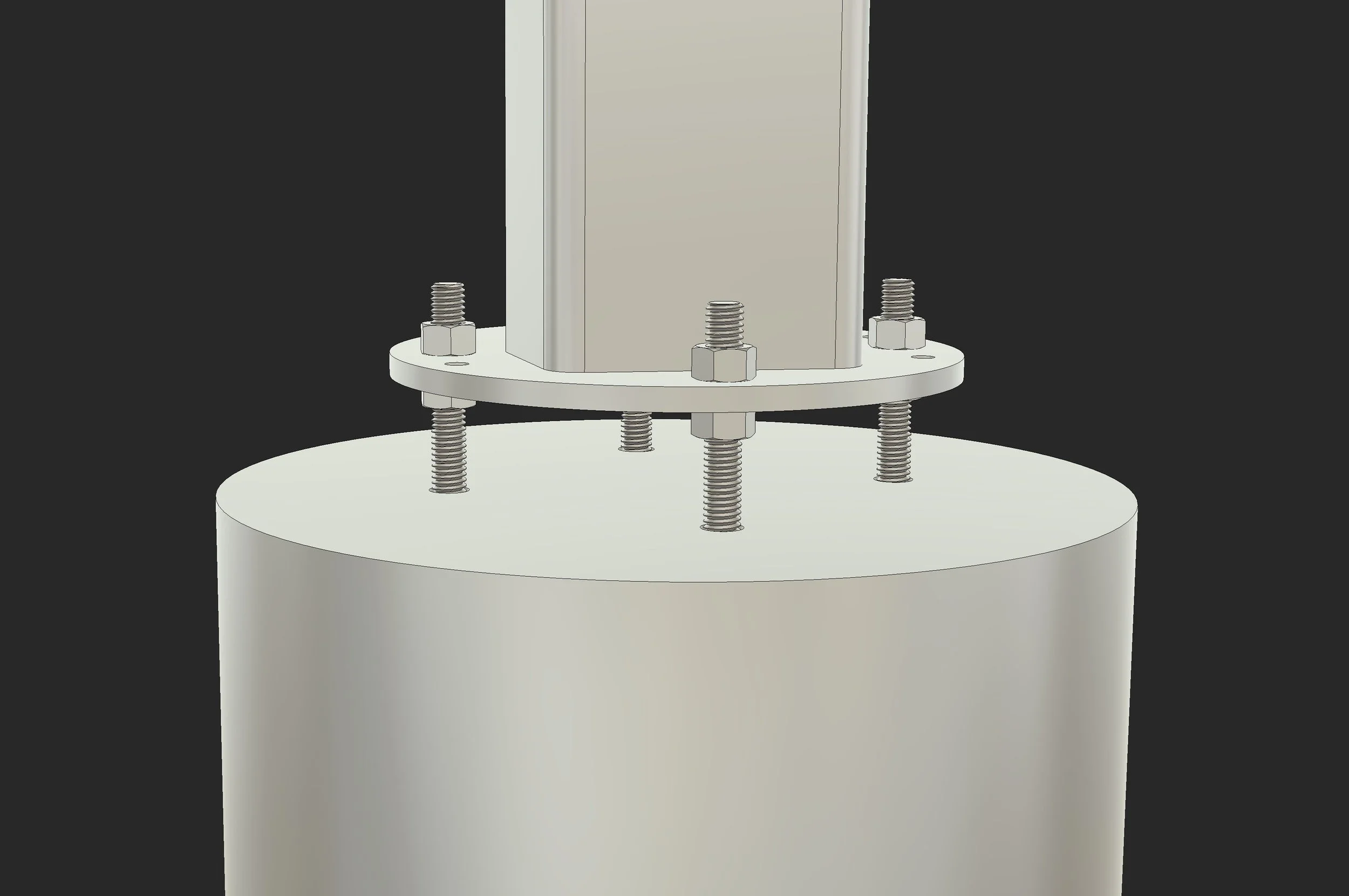 Vue d'un assemblage mécanique avec une plaque métallique fixée par des boulons sur un support rond, la partie supérieure étant un panneau rectangulaire vertical.