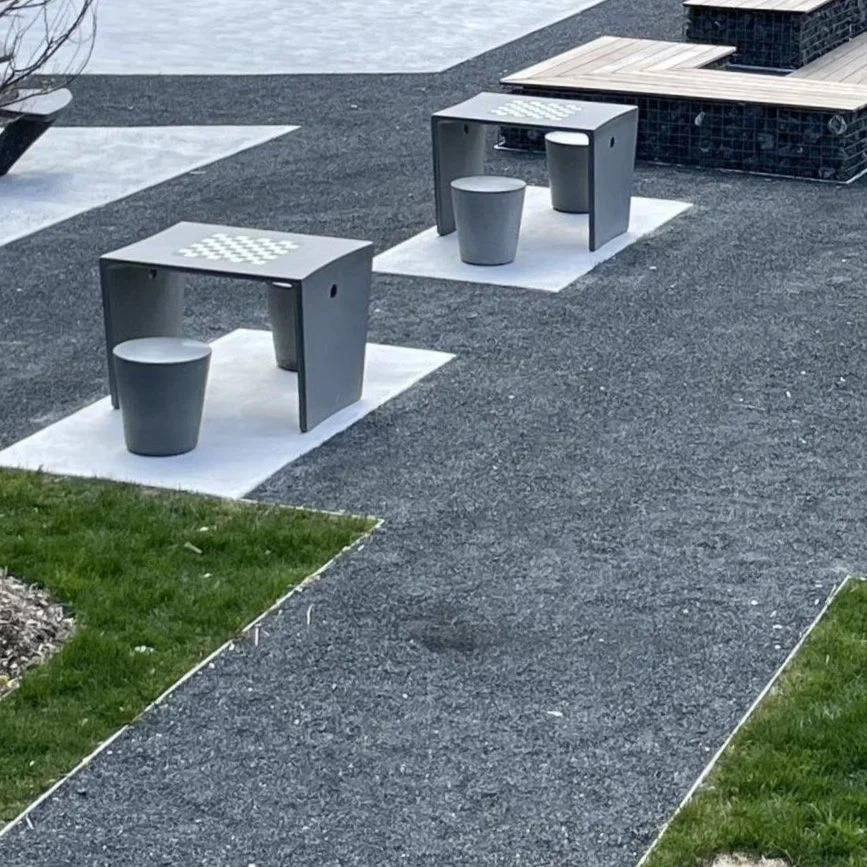 jeu d'échec extérieur par m3beton fait en bfup Ductal, école Jeanne-Mance à Drummondville 