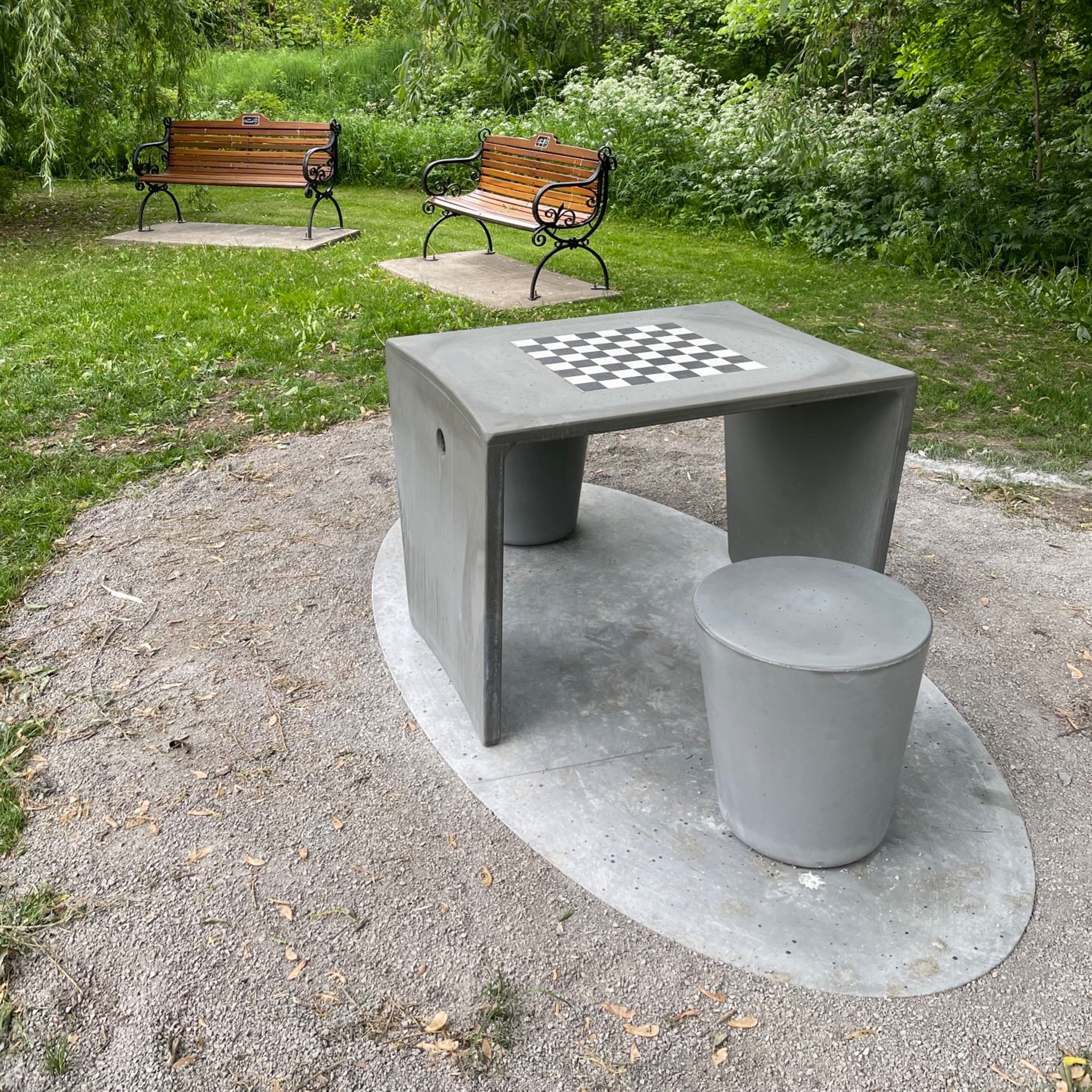 jeu d'échecs  en béton sous les arbres parc des cultures à Saint-Jacques