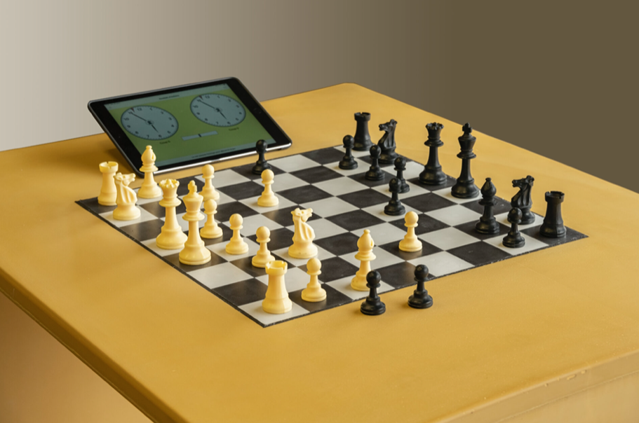 La table laisse l’espace pour vous permettre de poser horloge