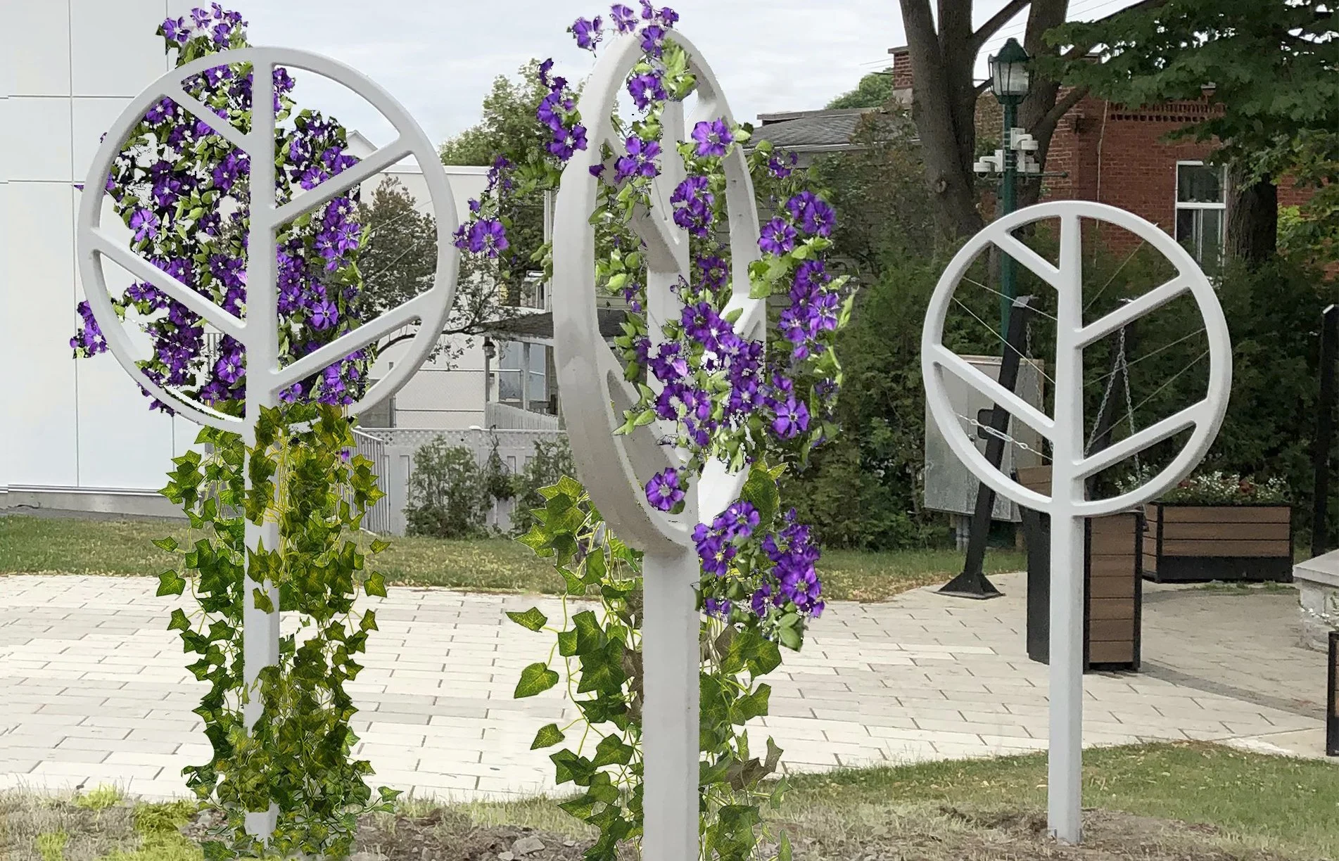 Trois sculptures en forme d'arbres blancs avec des fleurs violettes et des feuilles de lierre vertes dans un parc urbain. Fond de bâtiments et de verdure.