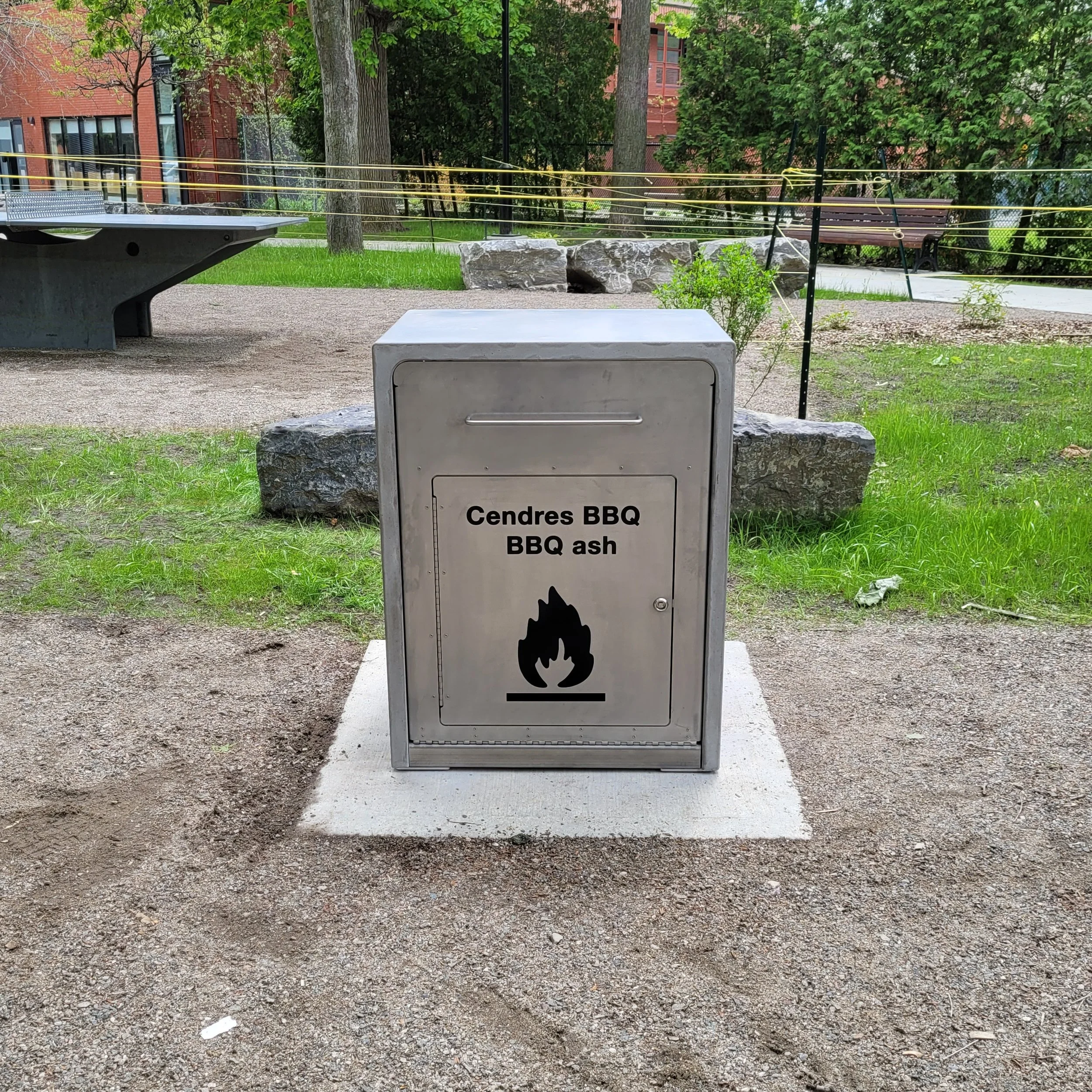 Boîte à cendres de barbecue en métal avec inscription en français et en anglais, symbole de feu