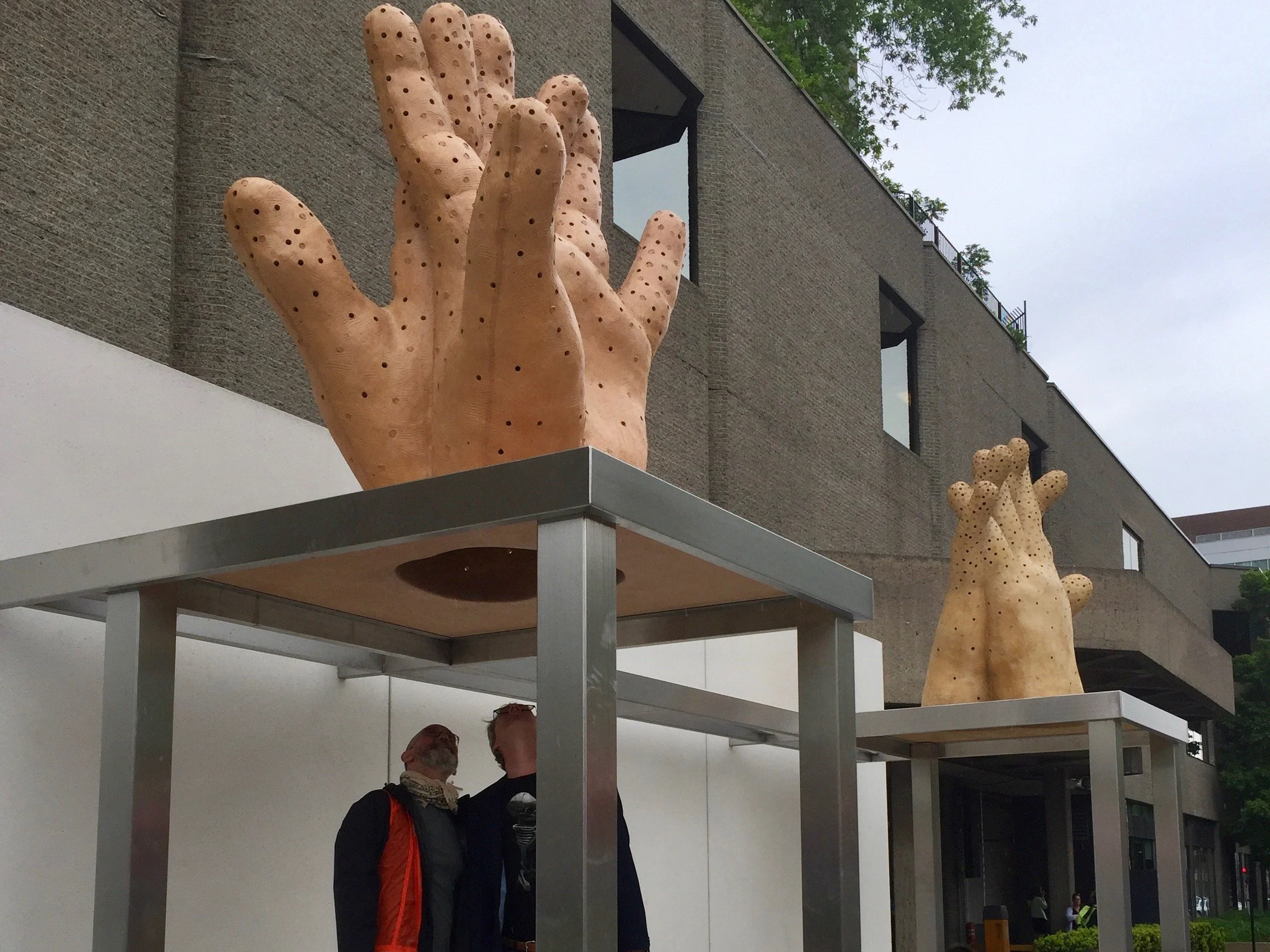 Où boivent les loups, par Stephen Schofield  - Rue Jeanne-Mance/Quartier des Spectacles, Montréal QC
