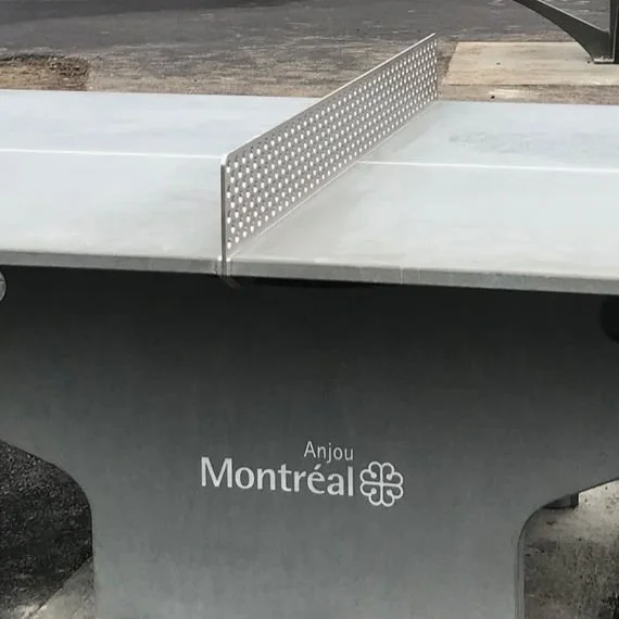 Table de ping-pong en extérieur avec le logo d'Anjou Montréal sur la base.