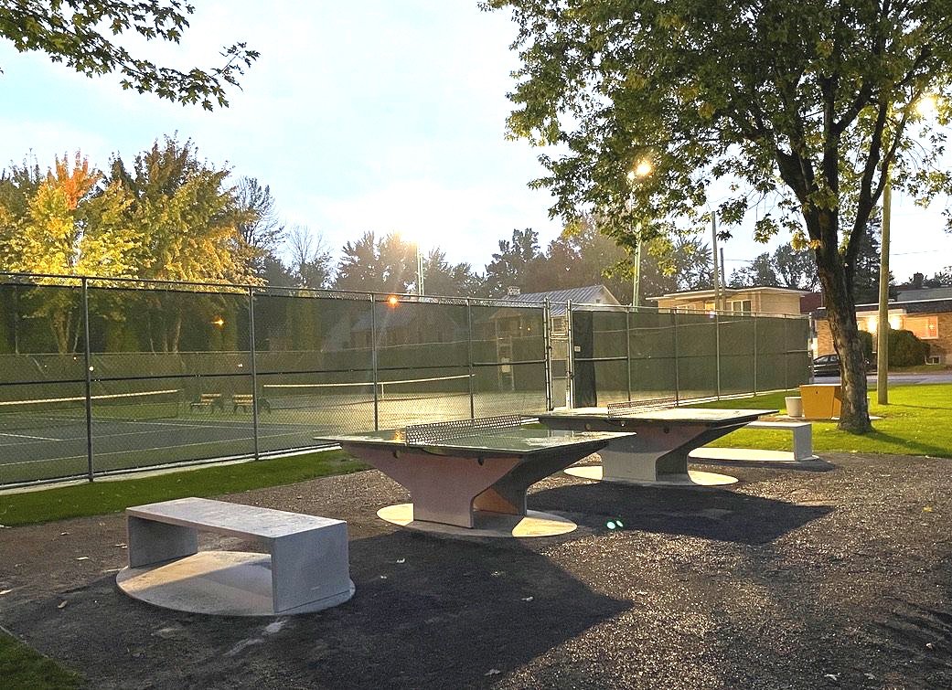 fabriqué à Montréal Québec Canada ping-pong, bancs, jeu d'échecs et dalle Ellipse (2022) Parc Sainte-Geneviève, Berthierville, Qc