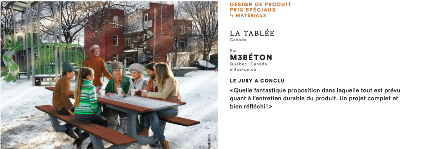 groupe de personnes assises autour d'une table en plein air sous la neige, avec un parc pour enfants en arrière-plan.