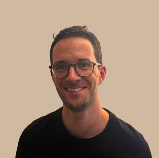 Moderne Autohändler-Rezeption mit einem weißen Schreibtisch, der das Volvo-Logo und eine Willkommensbotschaft trägt, im Hintergrund ein Service-Counter mit Computern und ein silberner Volvo XC40. 