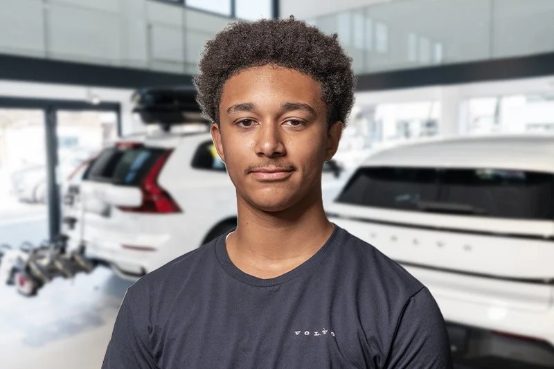 Empfangstresen im Autohaus Freienbach mit Volvo-Logo, Computer und Fahrzeug zu sehen