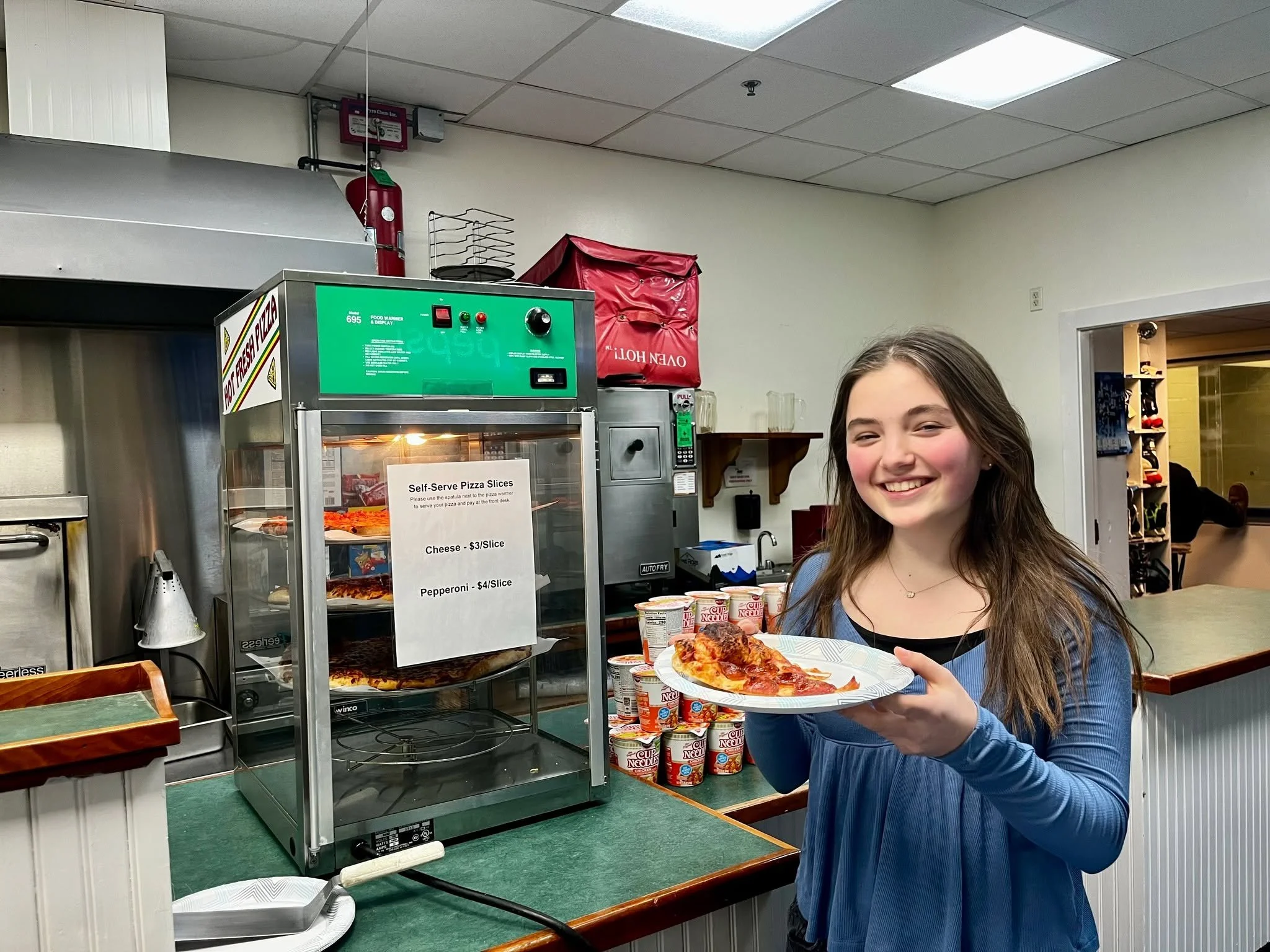 🍕 New food at Midcoast Rec!
Fuel up before or after your game with exciting new food options:
PIZZA MONDAYS-THURSDAYS: Grab delicious self-serve pizza from Megunticook Market every afternoon.
GRAB-AND-GO SNACKS: Check out our fridge&mdash;now stocke