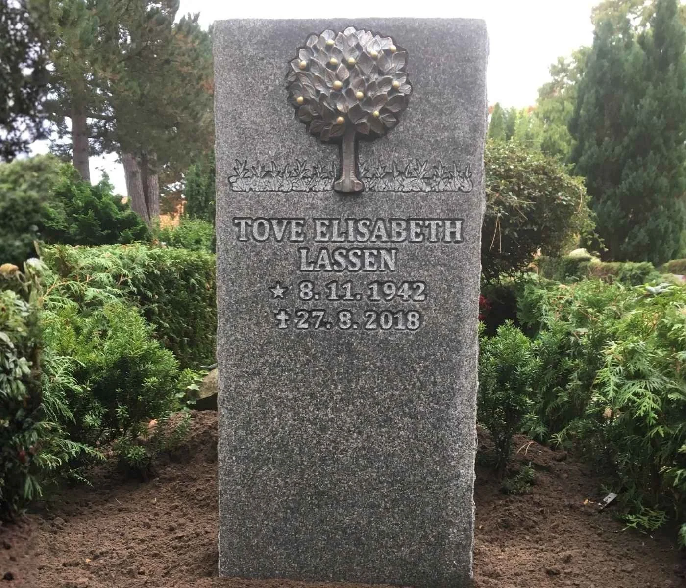 Stor smuk monument med unika bronce dekoration