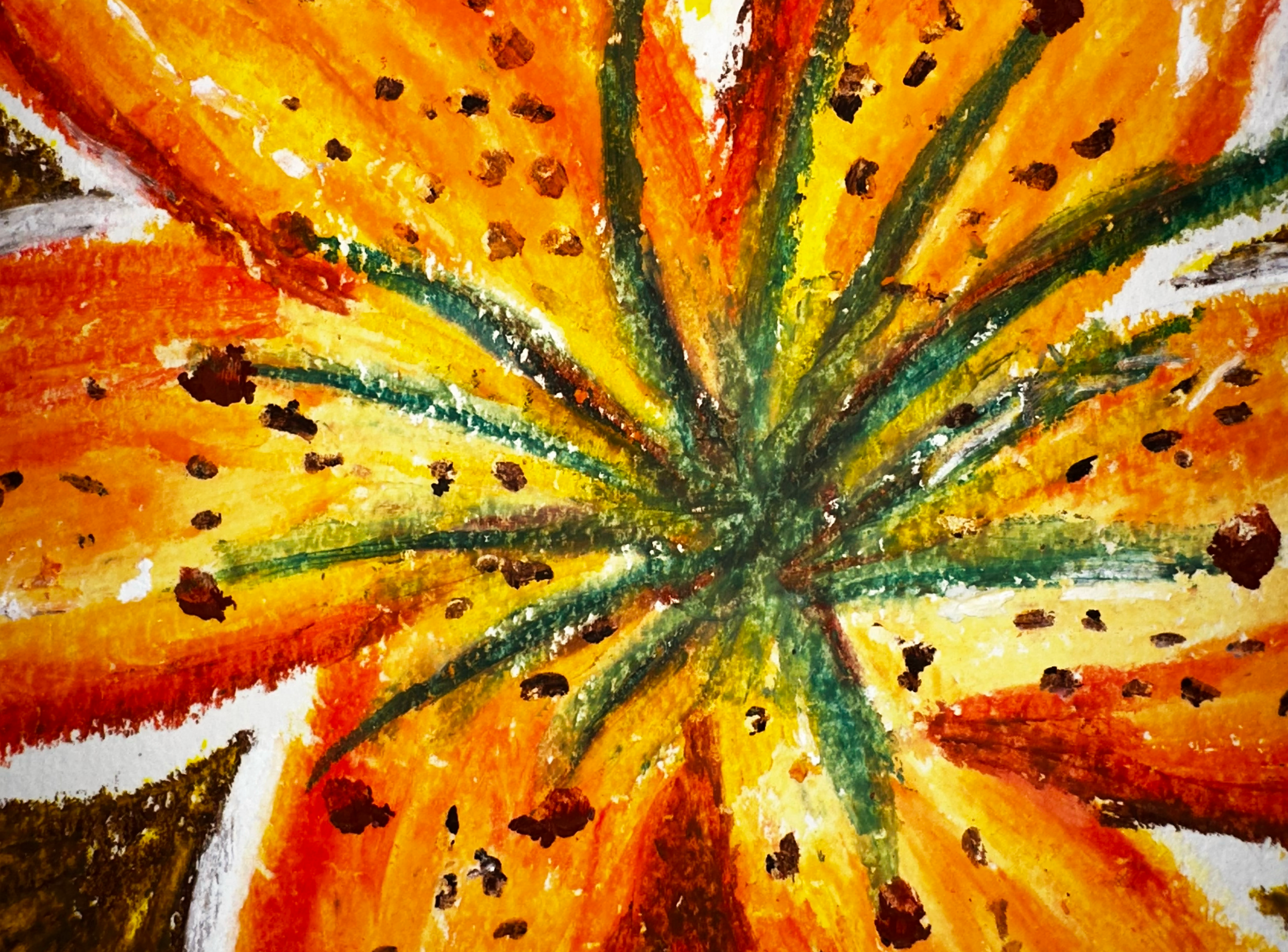 Pintura de uma flor laranja com detalhes em verde e pontinhos pretos e brancos nas pétalas.