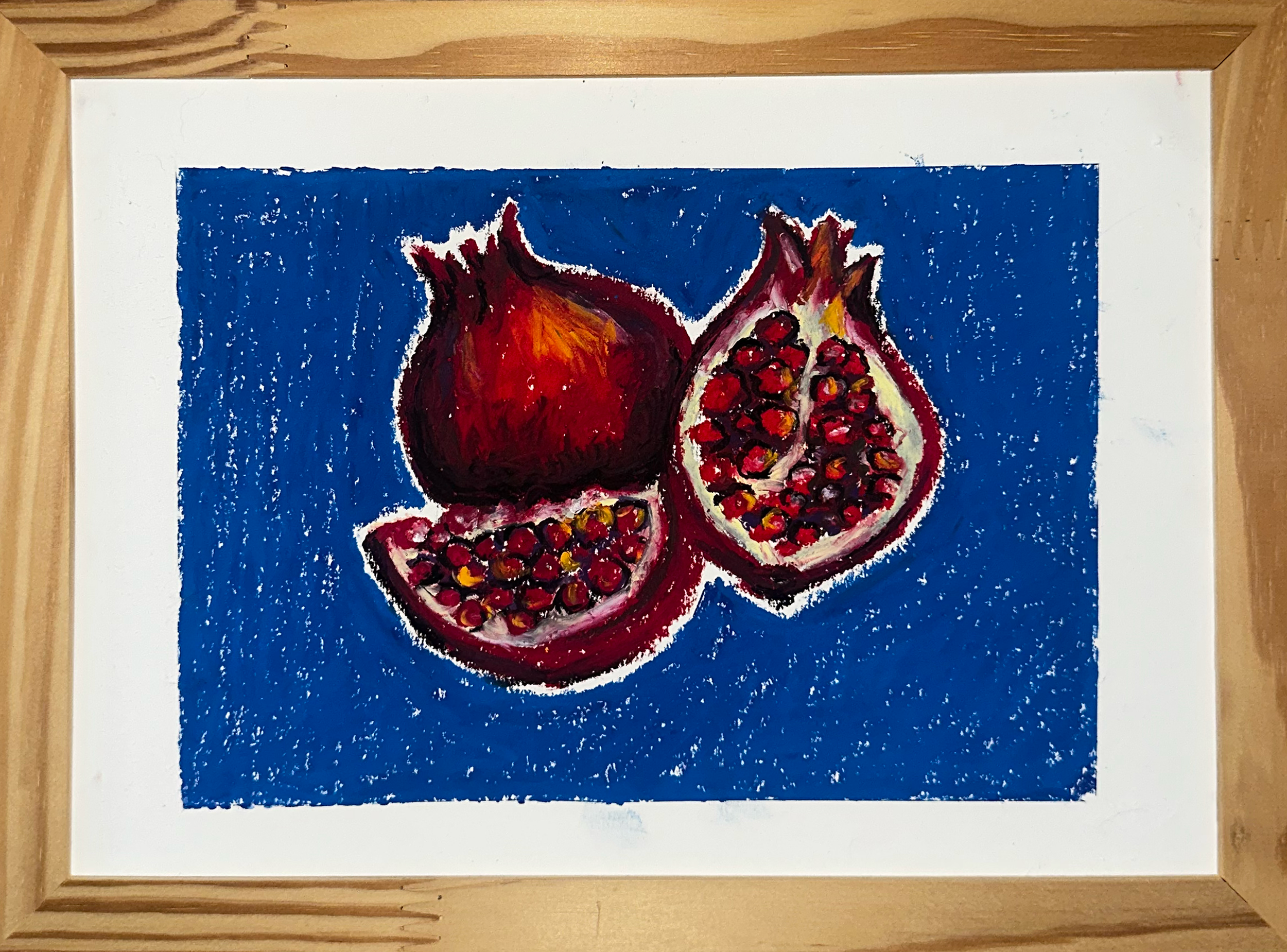 Pintura de duas romãs, uma inteira e outra cortada ao meio, mostrando as sementes vermelhas, com fundo azul e moldura de madeira.