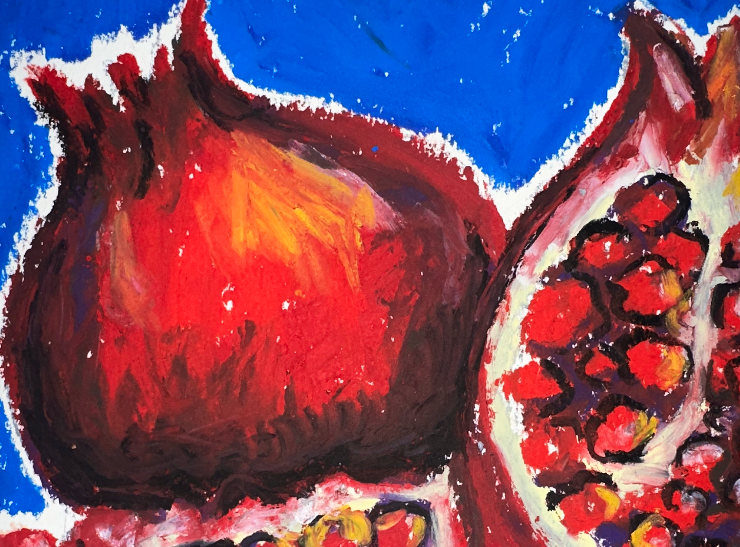 Pintura artística de romãs, com cores vivas e traços expressivos, incluindo uma romã cortada e uma romã inteira sobre fundo colorido.