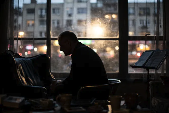 Spot Symptoms of Midlife Crisis in Male Emotions Early