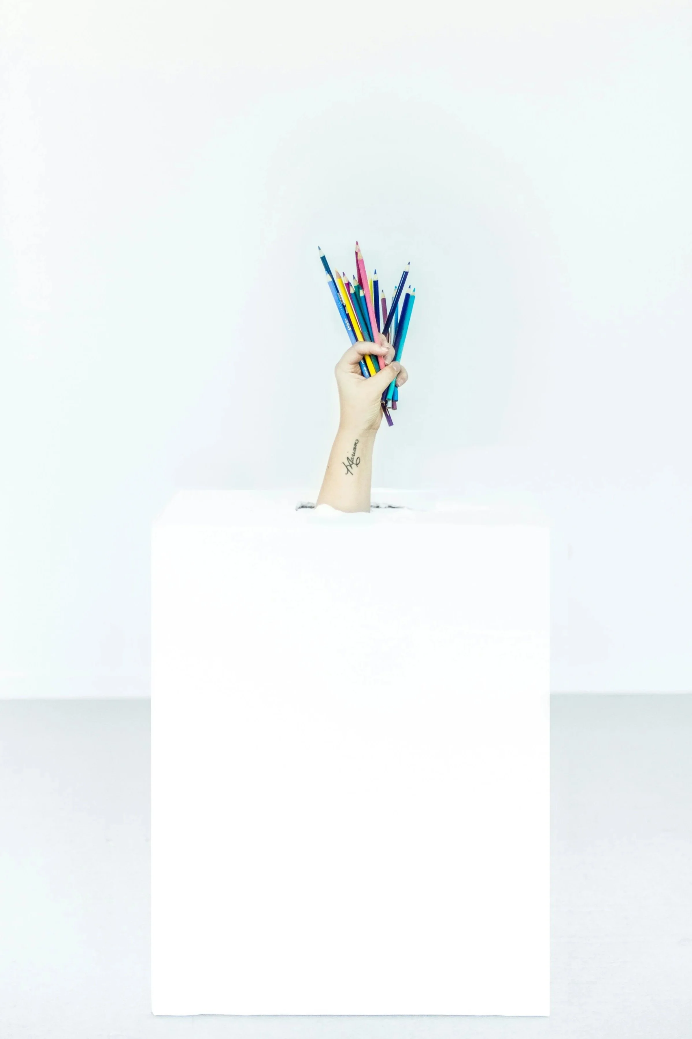 Diamante di vetro su sfondo bianco con riflesso luminoso, metafora della efficacia della strategia di formazione e empowerment delle soft skills