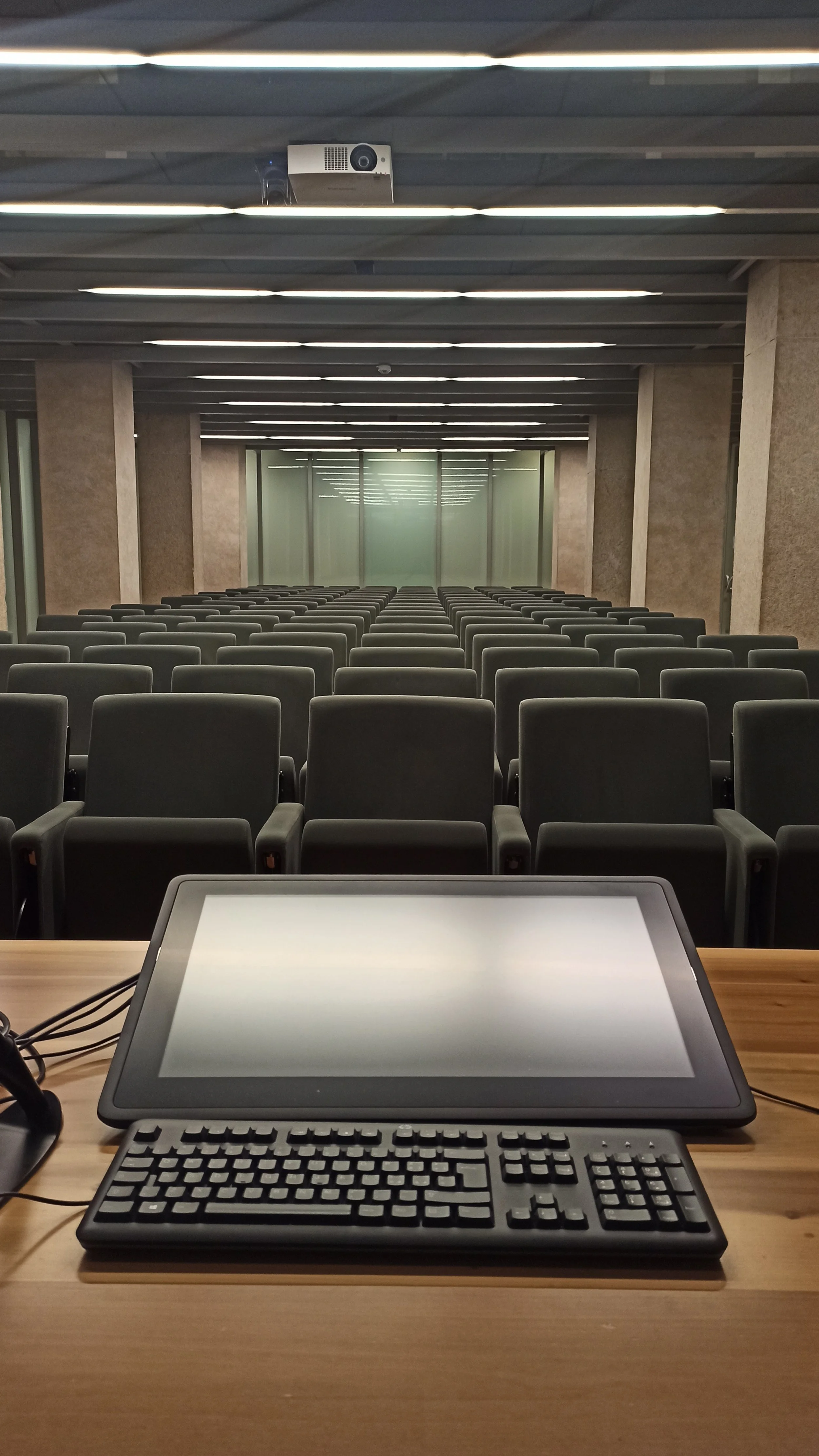 Aula universitaria vista dal docente relatore, simbolo dell'attività accademica e di ricerca nel marketing