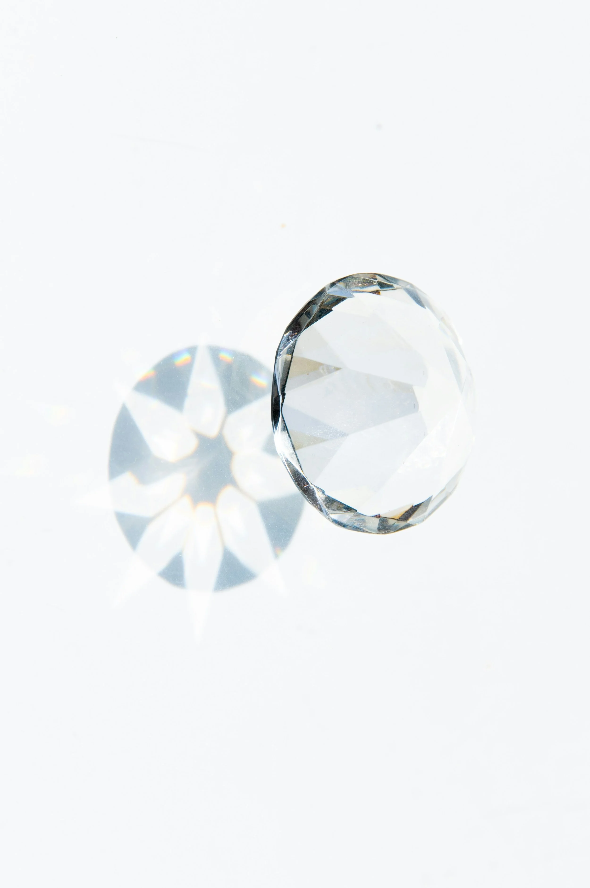 Diamante su sfondo bianco con riflesso luminoso, come metafora della chiarezza e della precisione della consulente di marketing per PMI e professionisti in Italia