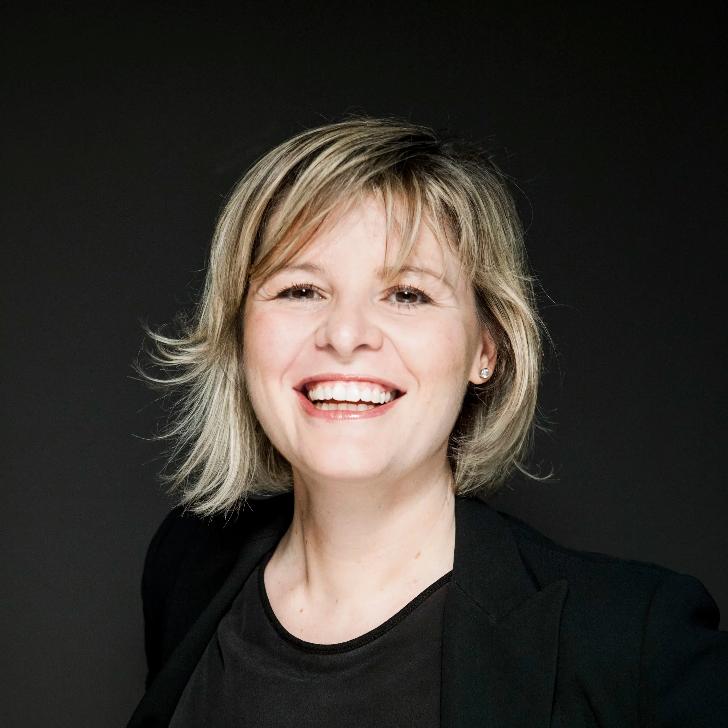 Francesca Bazzani,consulente marketing per PMI e professionisti in Veneto e Lombardia, sorridente nel suo ufficio.