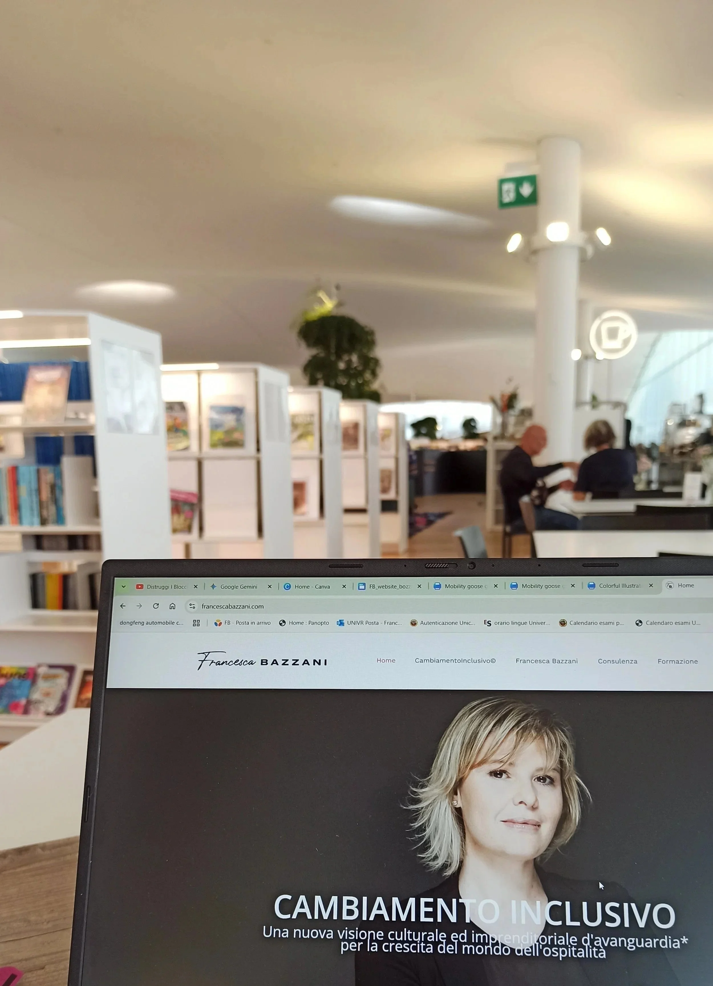 Laptop aperto sul sito di Francesca Bazzani consulente marketing strategico e relazionale, simbolo delle esperienze lavorative, della flessibilità e dei progetti realizzati