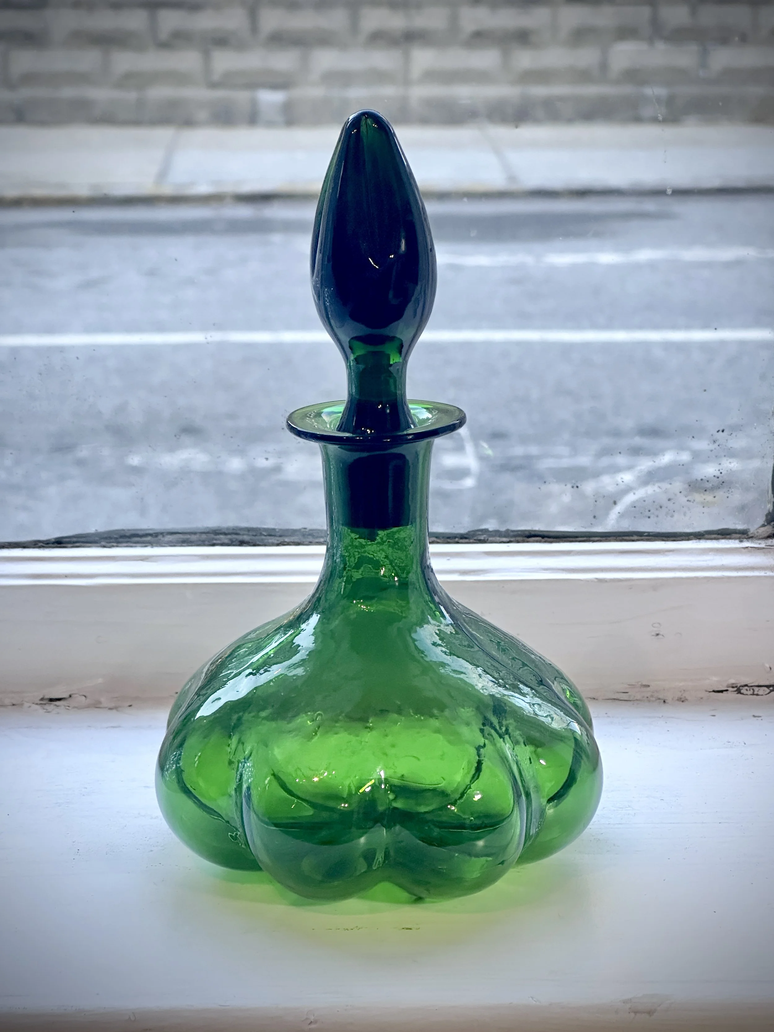 Stueben Elegant Emerald Glass Decanter with Teardrop Stopper, circa 1900