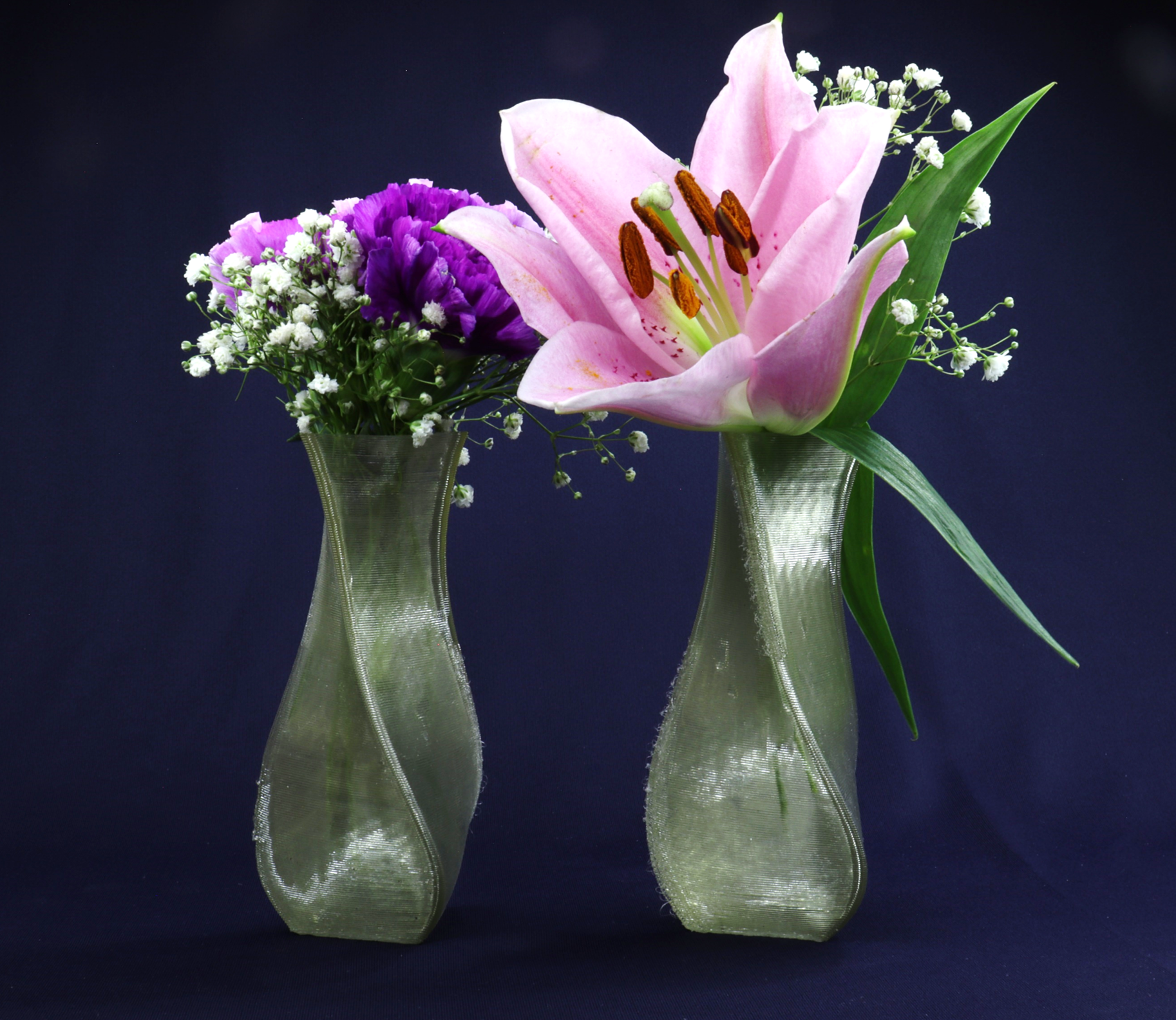 Two vases printed side by side, requiring high quality retraction. 