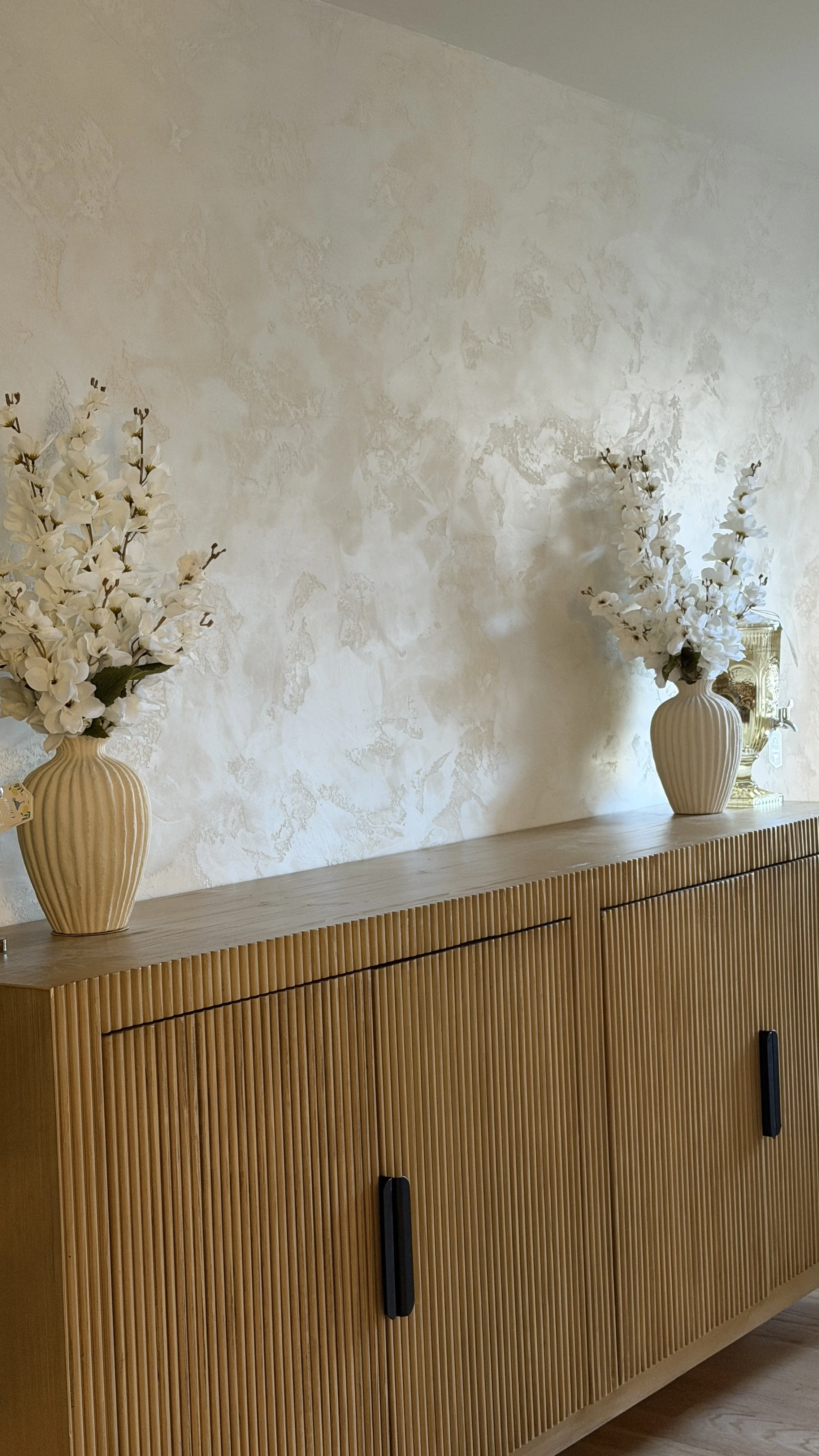 Marmorino sand, marmorino ks, old world, silver wax, burnished, polished Venetian plaster dining room 