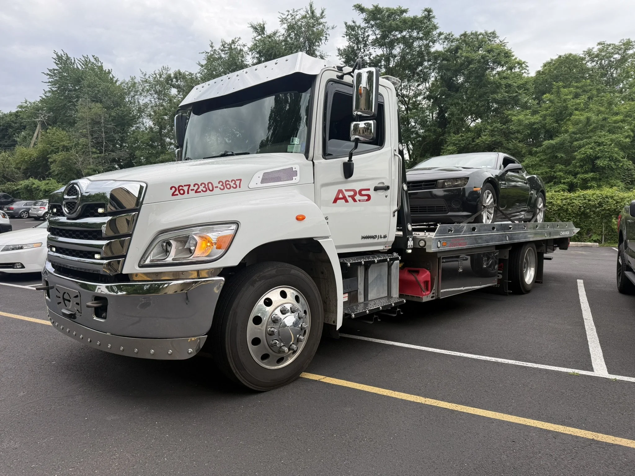 ARS Towing flatbed tow truck providing 24/7 emergency vehicle towing in Willow Grove, PA
