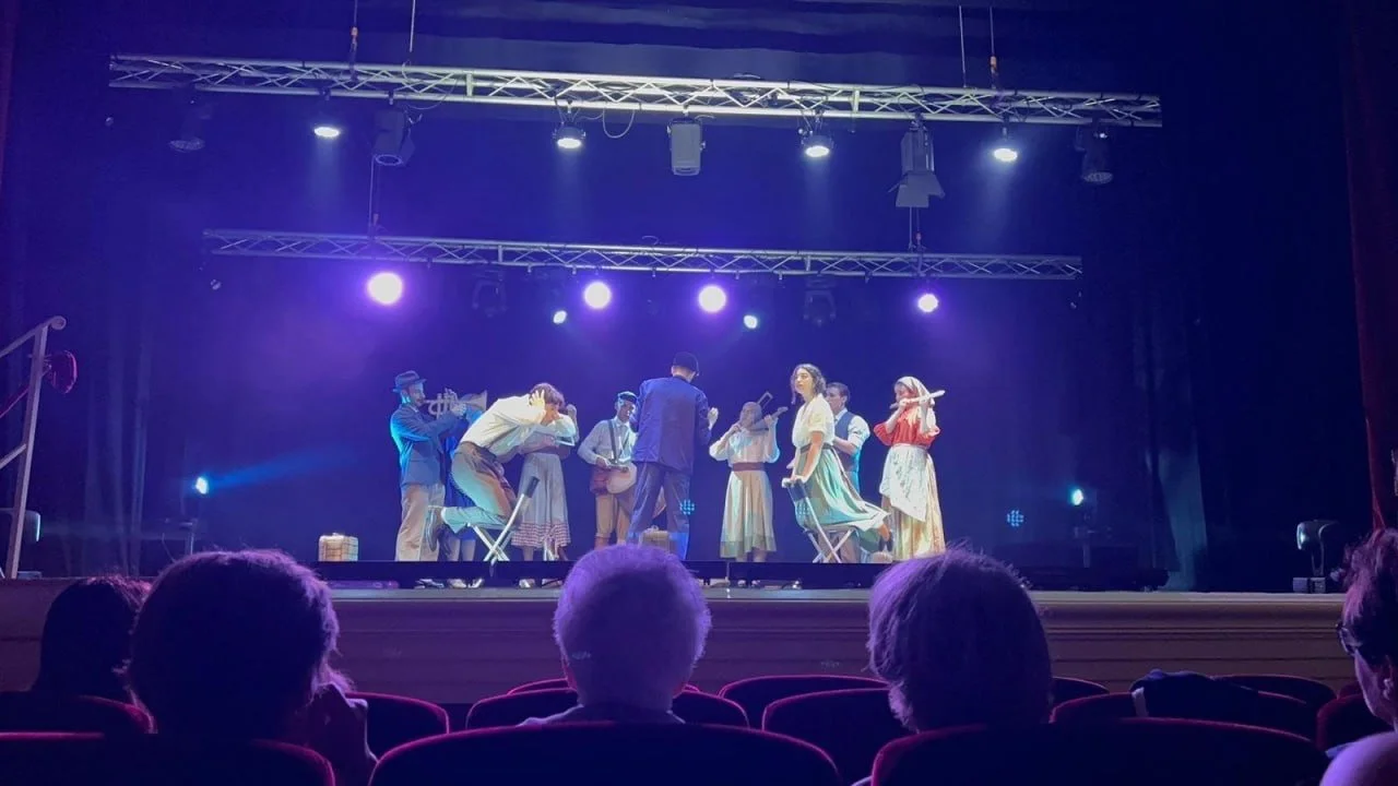 A volte il teatro ci ricorda cose che sappiamo gi&agrave;, ma su cui raramente ci fermiamo a pensare. La vita &egrave; fatta di cose molto piccole. Colazioni, passeggiate, cani buffi, vicini che litigano, pomeriggi lenti, porte che scricchiolano, un 