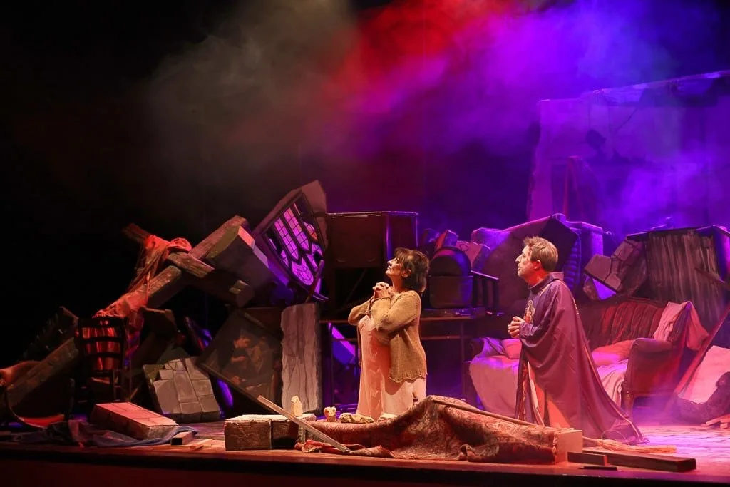 🎭 11 e 12 aprile: Domani e sempre Domenica

A volte, quando la luce &egrave; fioca e le circostanze sembrano insormontabili, tutto ci&ograve; che ci resta &egrave; la speranza e un pizzico di humour. E spesso &egrave; gi&agrave; abbastanza. Abbastan