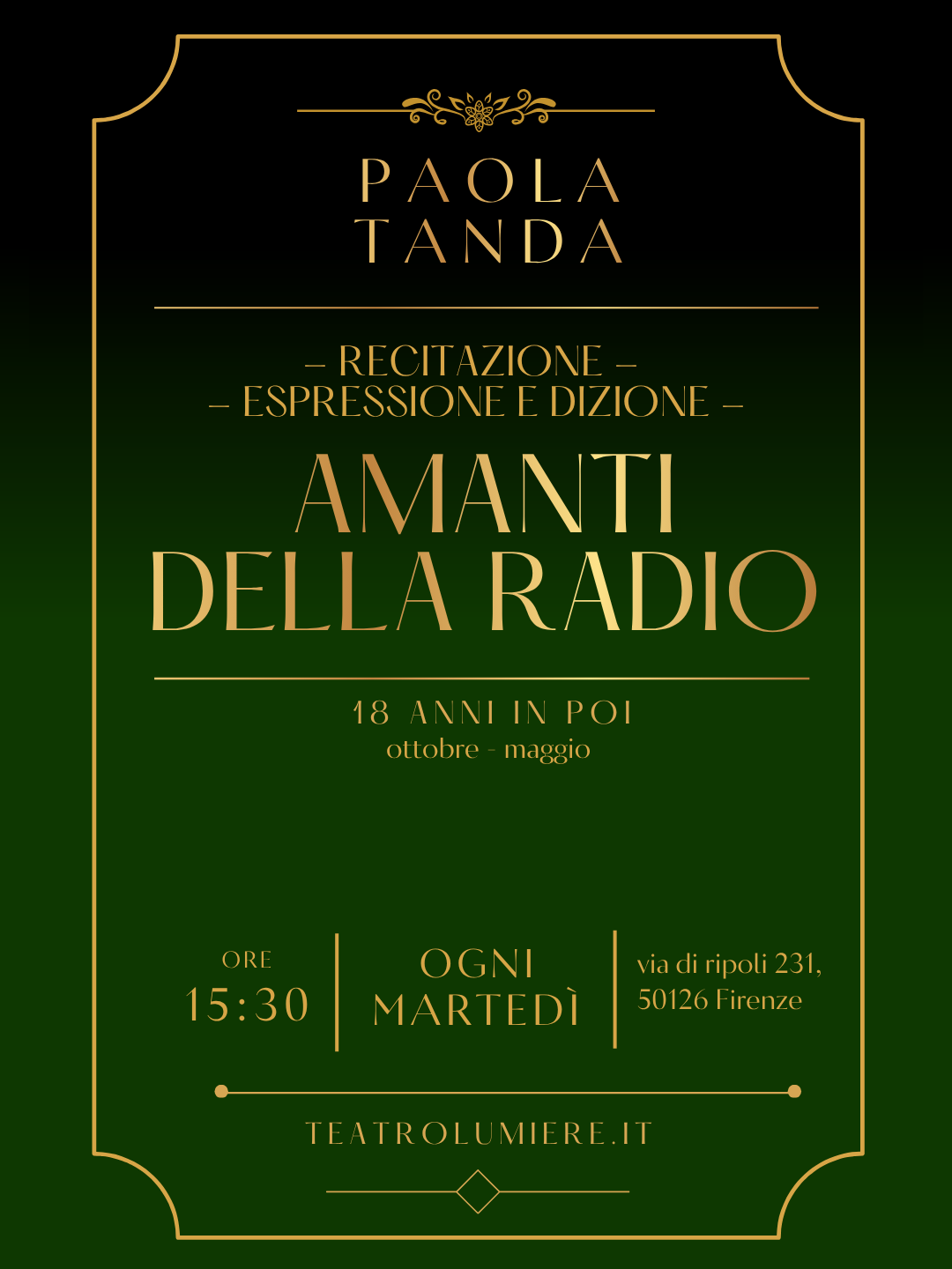 Locandina verde con dettagli dorati per uno spettacolo teatrale di Paola Tanda intitolato 'Amanti della Radio', recitazione, espressione e dizione, con riferimento agli 18 anni di spettacoli. Incontro ogni martedì alle 15:30 in via di Ripoli 231, Firenze, e si può trovare ulteriori informazioni su teatrulumiere.it.
