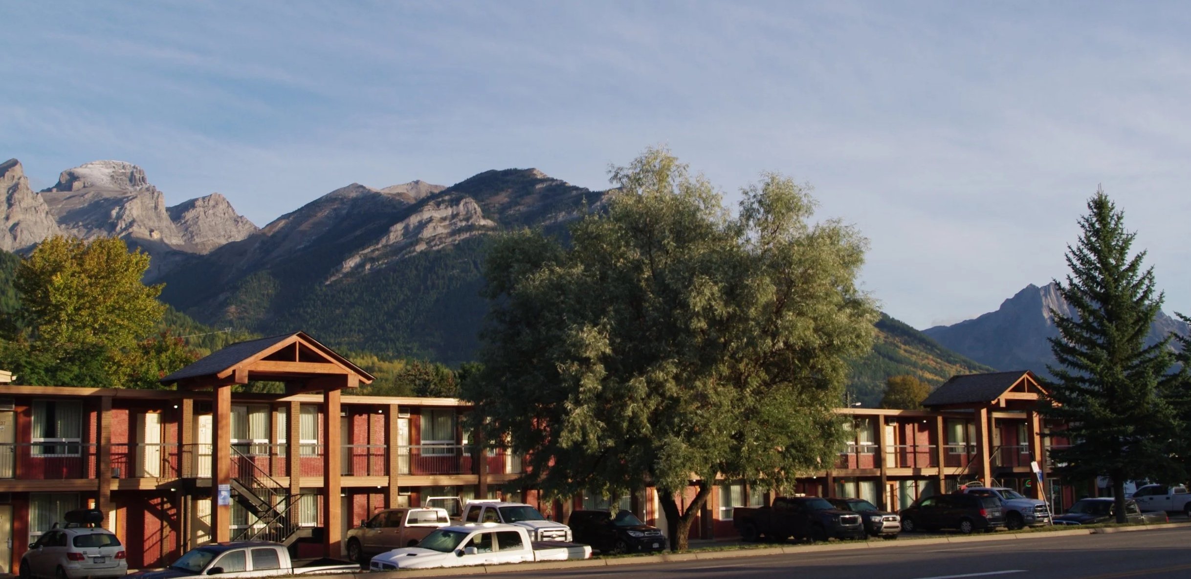 Mountain-Views_EasyStay-Inn-&-Suites