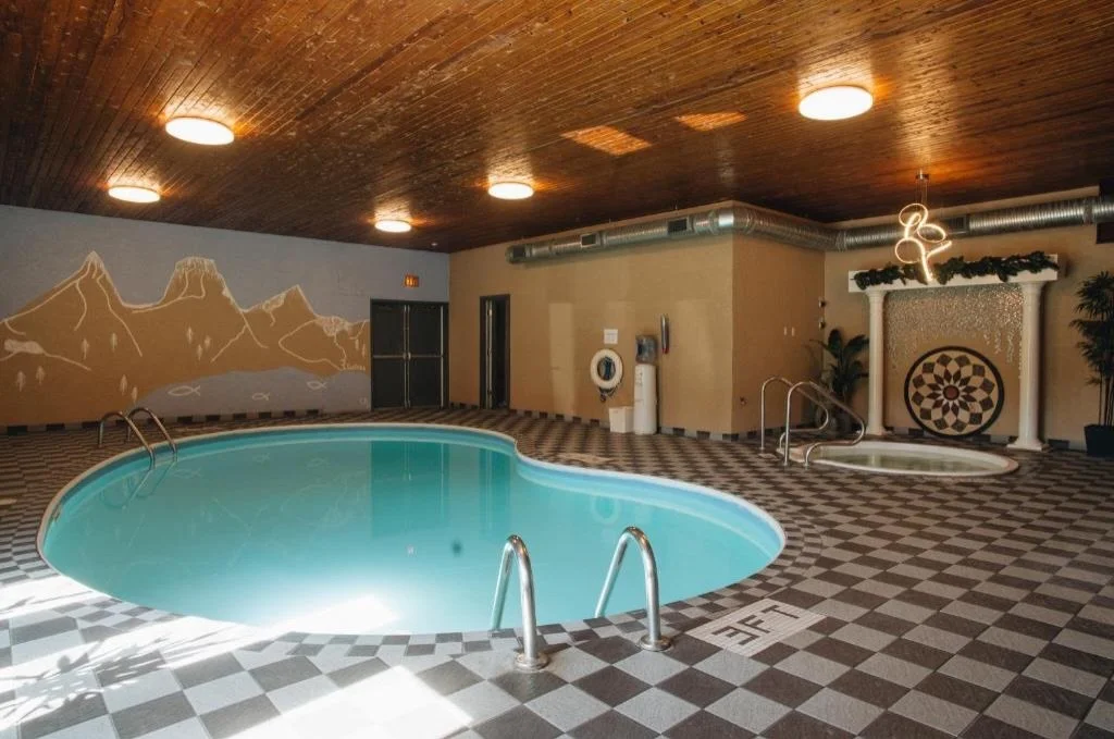 Our pool is temporarily closed while we make some improvements. The hot tub remains open &mdash; perfect for unwinding after a day in Fernie. 

#easystayfernie #easystayinns #stayinfernie