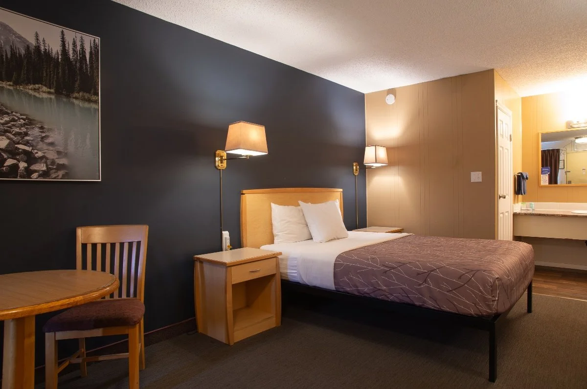 Single-Queen-Room-Hotel-in-Fernie