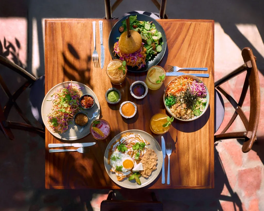 Mesa con variedad de platillos para compartir al estilo family style en Mejibó Todos Santos.
