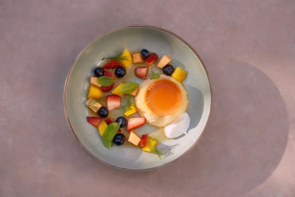 Porcelana con fruta y un huevo cocido