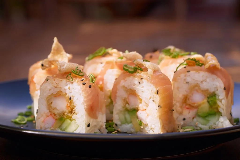 Freshly prepared sushi served at Mejibó Todos Santos, ideal for sharing.