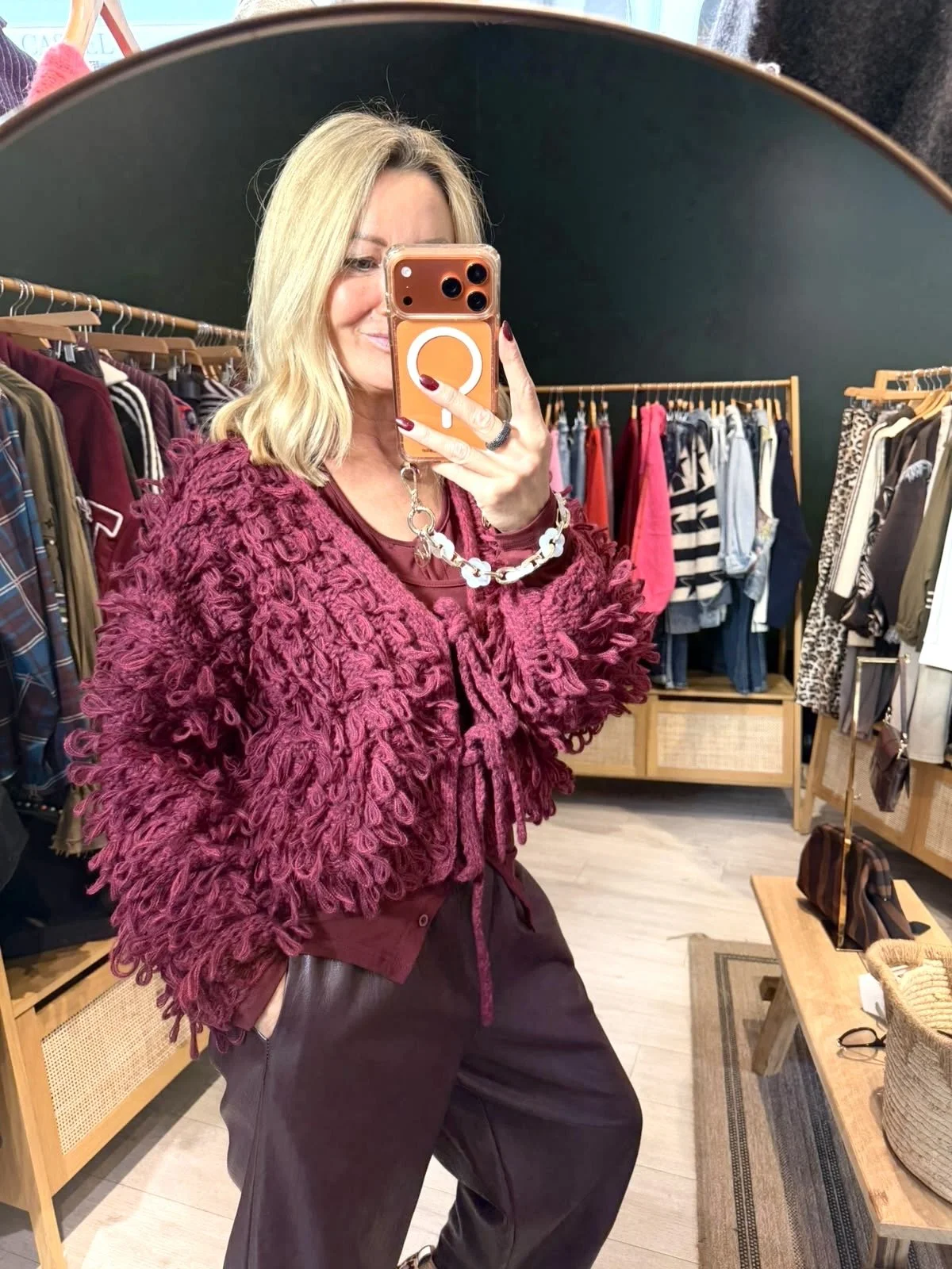 Gilet Lara – Bordeaux en maille à boucles